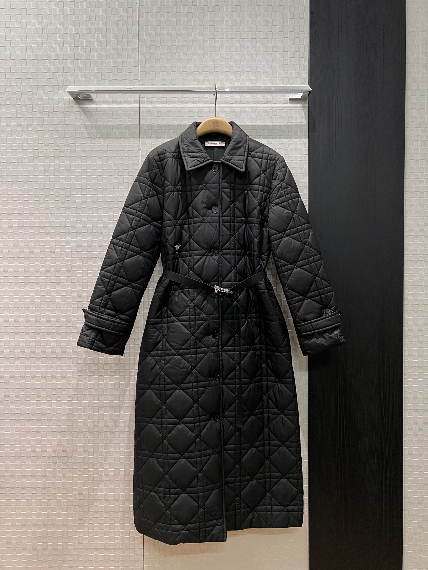 NO:570279,Autumn and winter new style contrasting rattan plaid lapel belted long cotton jacket classic embroidered CD bees with pockets on both sides, fashionable and warm, loose and casual, buckle belt decoration, waist slimming, versatile temperament, white and black SML,,jackets & coats,alexander wang19860909秋冬 新款冲冲藤格纹翻领系腰带长款棉服外套经典刺绣CD小蜜蜂两侧有口袋 时尚保暖 宽松休闲 卡扣腰带装饰 可收腰显瘦 气质百搭 白色黑色 SML,,jackets & coats,alexander wang,Women's clothing