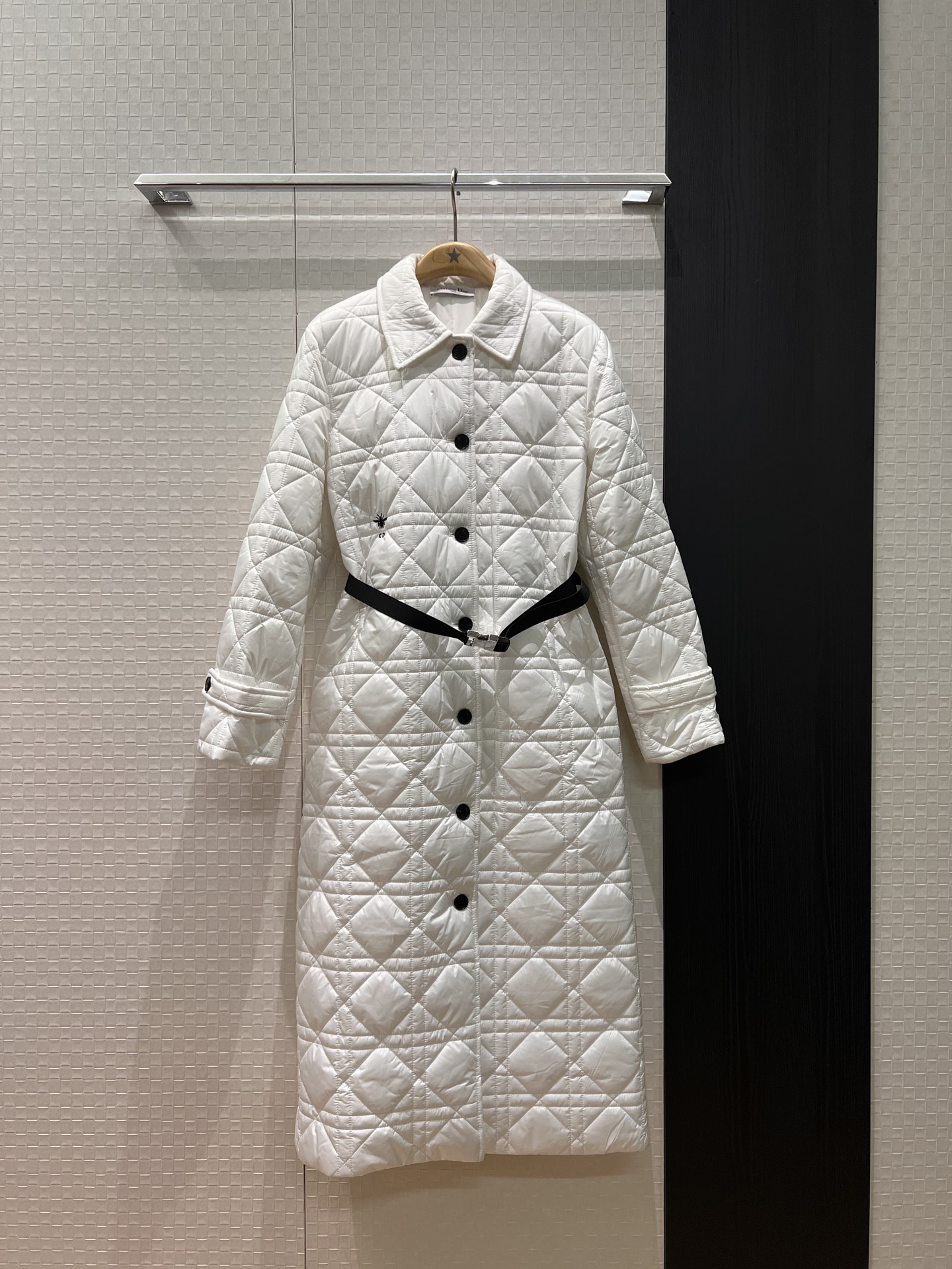 NO:570238,Autumn and winter new style contrasting rattan plaid lapel belted long cotton jacket classic embroidered CD bees with pockets on both sides, fashionable and warm, loose and casual, buckle belt decoration, waist slimming, versatile temperament, white and black SML,,jackets & coats,alexander wang19860909秋冬 新款冲冲藤格纹翻领系腰带长款棉服外套经典刺绣CD小蜜蜂两侧有口袋 时尚保暖 宽松休闲 卡扣腰带装饰 可收腰显瘦 气质百搭 白色黑色 SML,,jackets & coats,alexander wang,Women's clothing