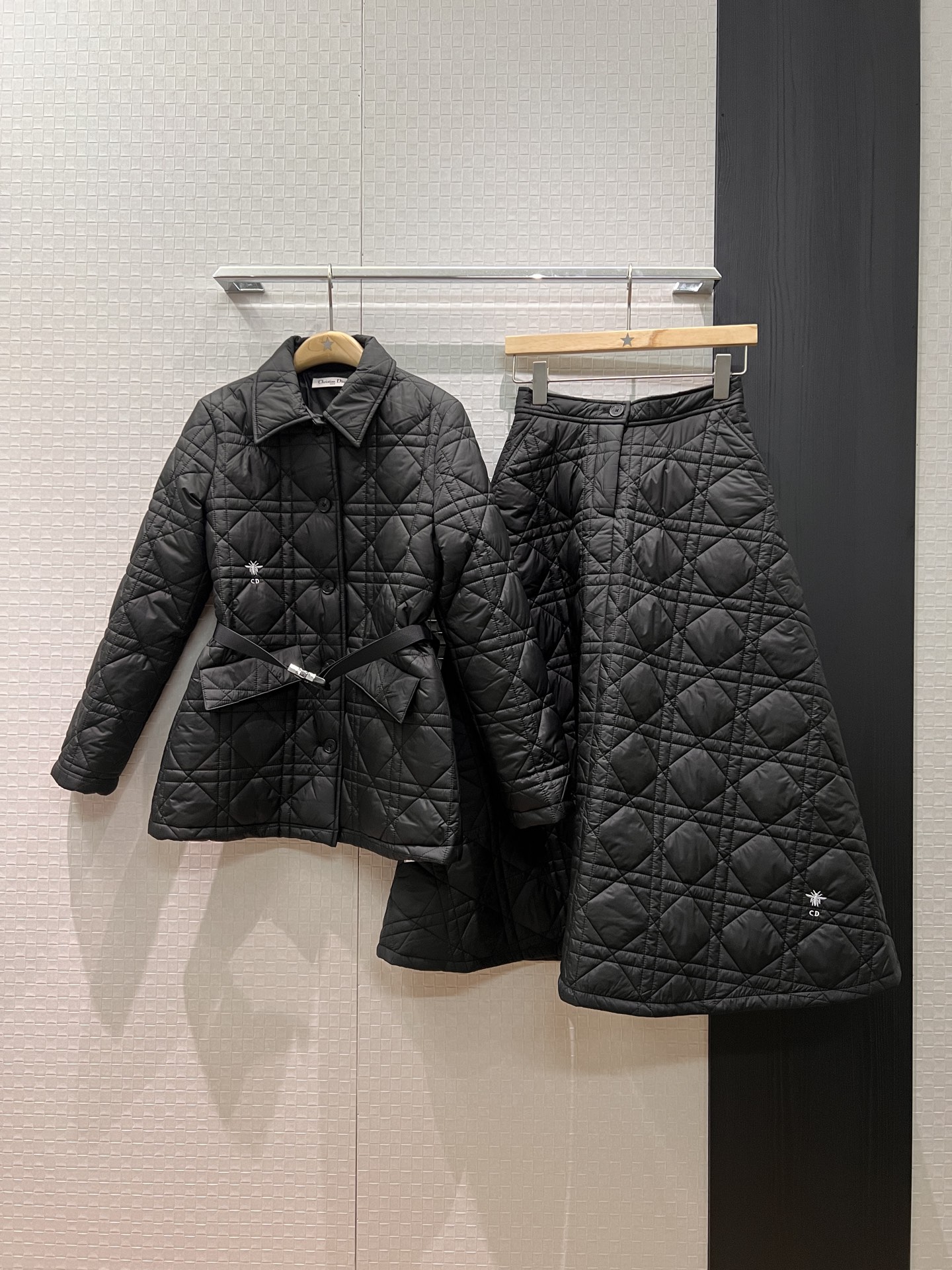 NO:570250,Autumn and winter, new classic cannage pattern quilted A-line skirt. Puff skirt embroidered with CD bee logo and pockets on both sides. Pair with the same jacket. Warm, fashionable, elegant and commuting. Black and white SML,,skirts,jackets & coats,alexander wang19860909秋冬 新款冲冲经典藤格纹夹棉A字半裙 蓬蓬裙刺绣CD小蜜蜂logo两侧有口袋 搭同款外套 保暖时尚 气质通勤 黑色白色 SML,,skirts,jackets & coats,alexander wang,Women's clothing