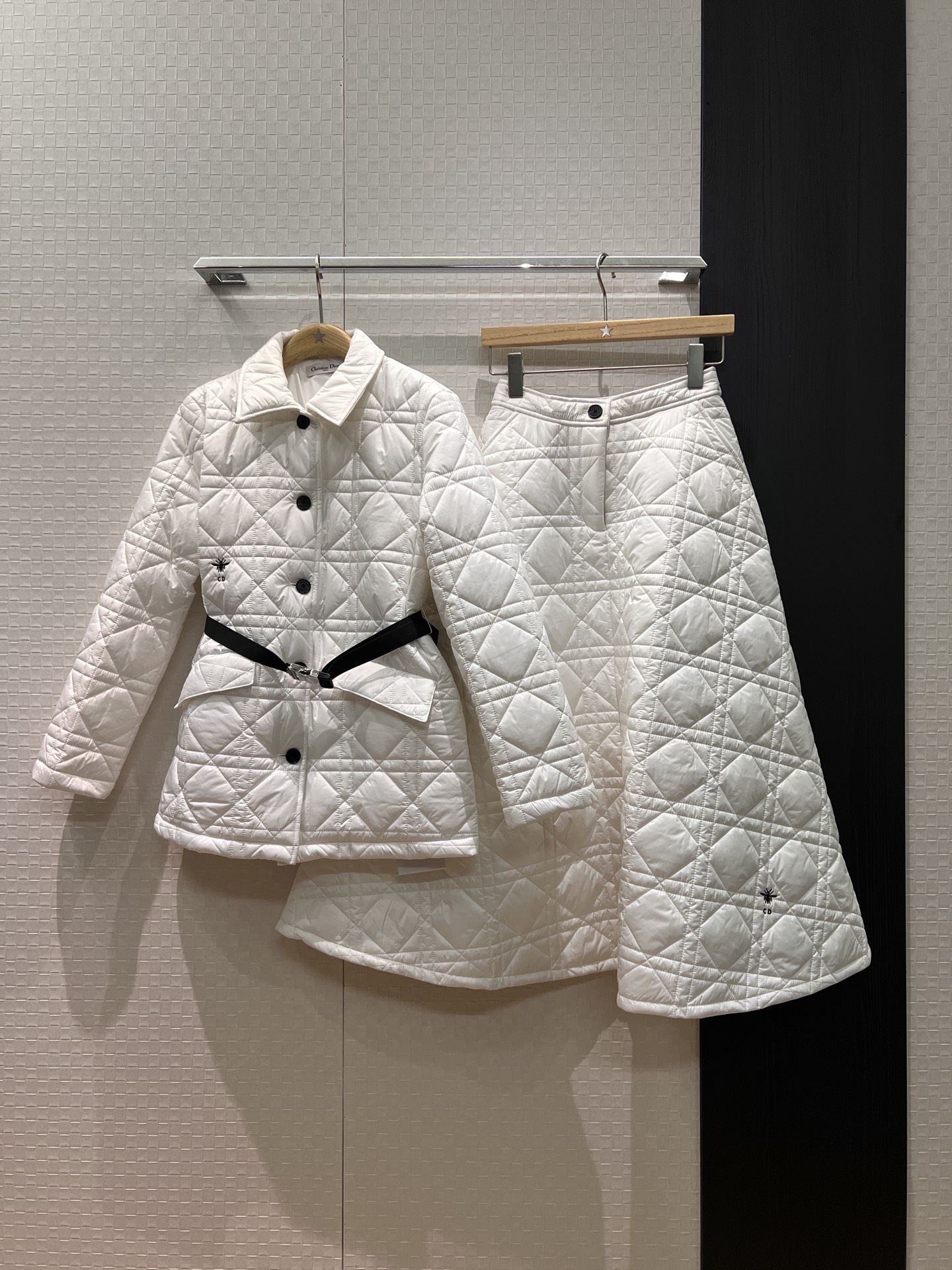 NO:570260,Autumn and winter, new classic cannage pattern quilted A-line skirt. Puff skirt embroidered with CD bee logo and pockets on both sides. Pair with the same jacket. Warm, fashionable, elegant and commuting. Black and white SML,,skirts,jackets & coats,alexander wang19860909秋冬 新款冲冲经典藤格纹夹棉A字半裙 蓬蓬裙刺绣CD小蜜蜂logo两侧有口袋 搭同款外套 保暖时尚 气质通勤 黑色白色 SML,,skirts,jackets & coats,alexander wang,Women's clothing
