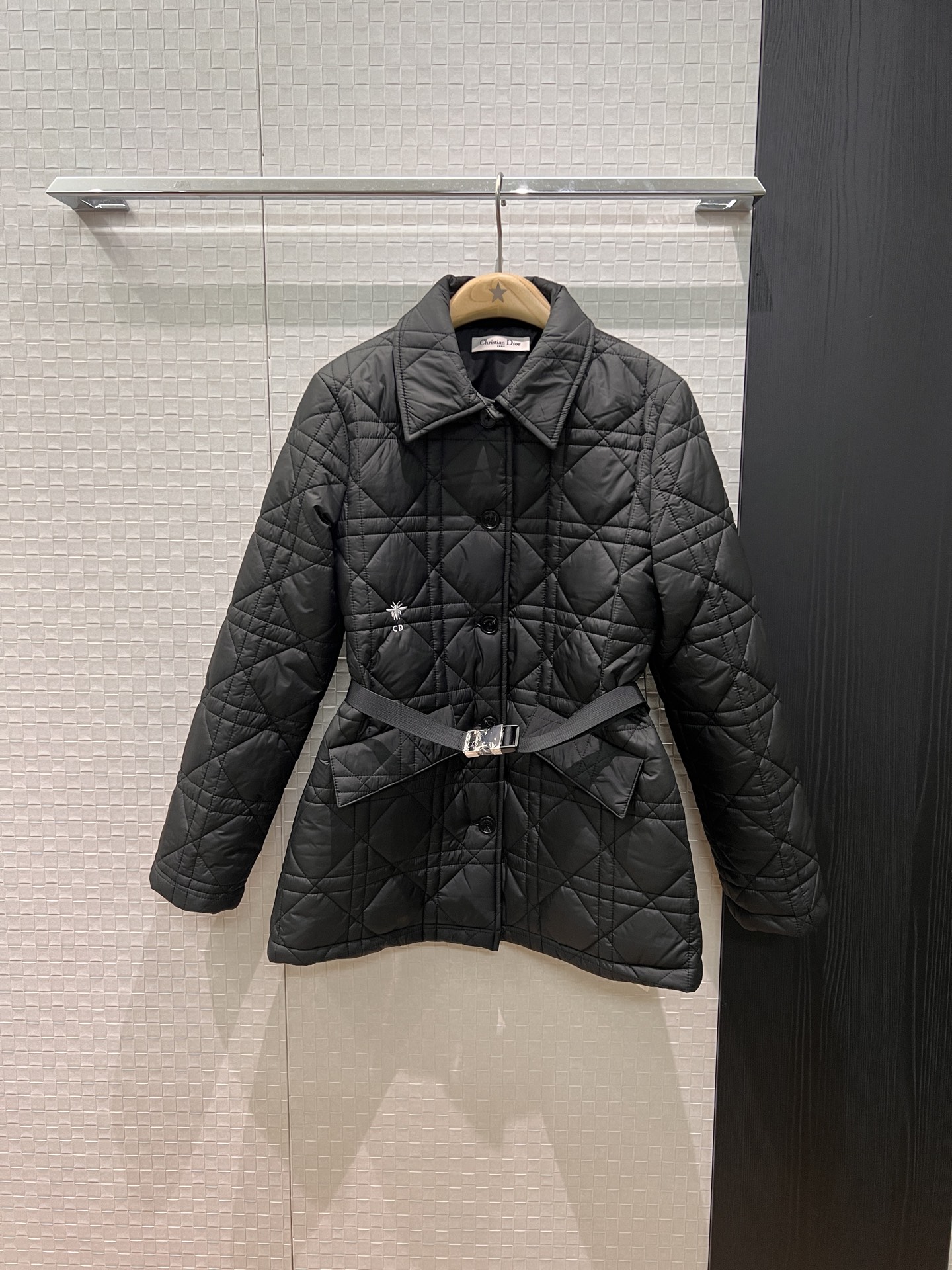 NO:570270,Autumn and winter new style cotton-padded jacket with contrasting rattan plaid lapel and belt. Mid-length classic embroidered CD Bee logo flap pocket decoration. Loose and casual buckle belt decoration. Waist can be slimmed down. Simple and versatile. Can be matched with the same style of skirt and trousers. White and black SML,,skirts,jackets & coats,alexander wang19860909秋冬 新款冲冲藤格纹翻领系腰带棉服外套 中长款经典刺绣CD小蜜蜂logo翻盖口袋装饰 宽松休闲 卡扣腰带装饰 可收腰显瘦 简约百搭 可搭同款半裙长裤 白色黑色 SML,,skirts,jackets & coats,alexander wang,Women's clothing