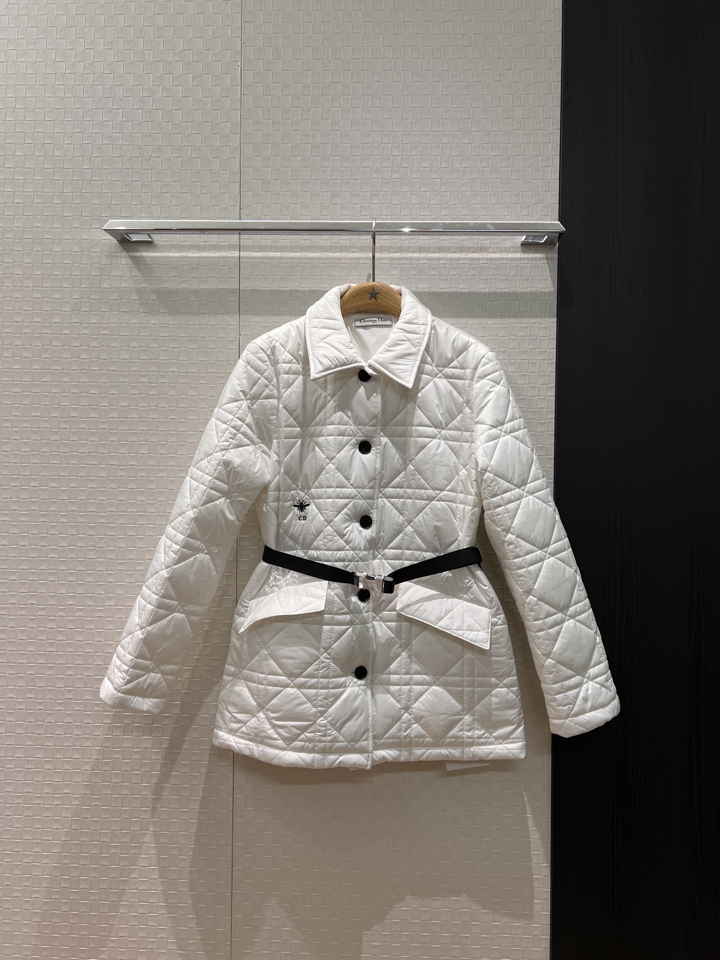 NO:570280,Autumn and winter new style cotton-padded jacket with contrasting rattan plaid lapel and belt. Mid-length classic embroidered CD Bee logo flap pocket decoration. Loose and casual buckle belt decoration. Waist can be slimmed down. Simple and versatile. Can be matched with the same style of skirt and trousers. White and black SML,,skirts,jackets & coats,alexander wang19860909秋冬 新款冲冲藤格纹翻领系腰带棉服外套 中长款经典刺绣CD小蜜蜂logo翻盖口袋装饰 宽松休闲 卡扣腰带装饰 可收腰显瘦 简约百搭 可搭同款半裙长裤 白色黑色 SML,,skirts,jackets & coats,alexander wang,Women's clothing