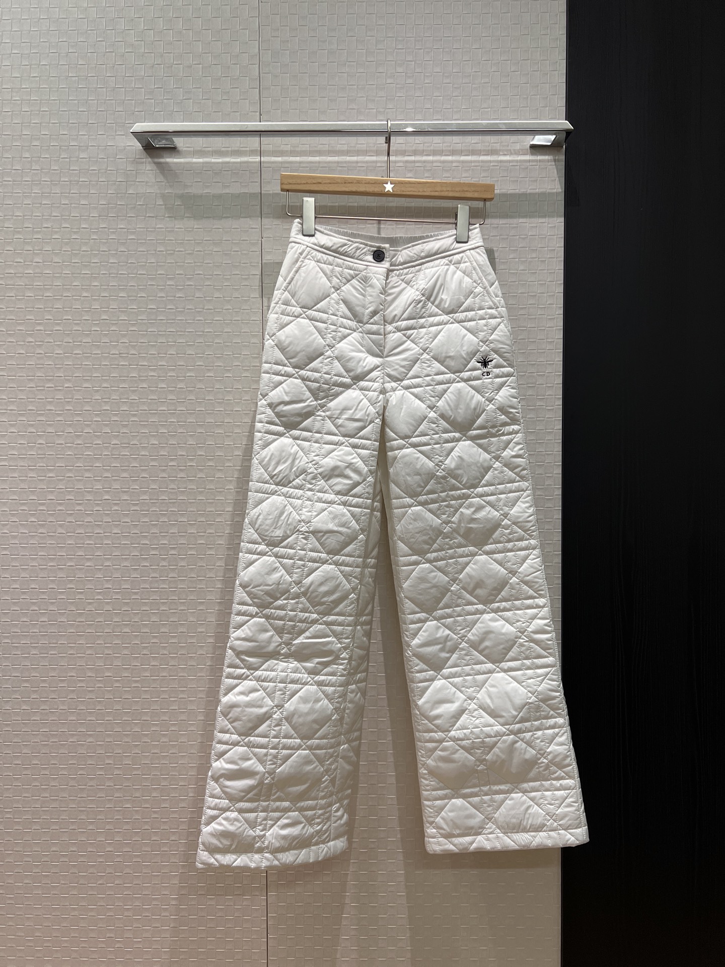 NO:570240,Autumn and winter, new classic cannage pattern quilted elastic waist straight pants. Casual pants embroidered with CD Bee logo and pockets on both sides. Match with the same jacket. Warm and fashionable, elegant and commuting. Black and white. SML,,jackets & coats,alexander wang19860909秋冬 新款冲冲经典藤格纹夹棉松紧腰直筒裤 休闲裤刺绣CD小蜜蜂logo两侧有口袋 搭同款外套 保暖时尚 气质通勤 黑色白色 SML,,jackets & coats,alexander wang,Women's clothing