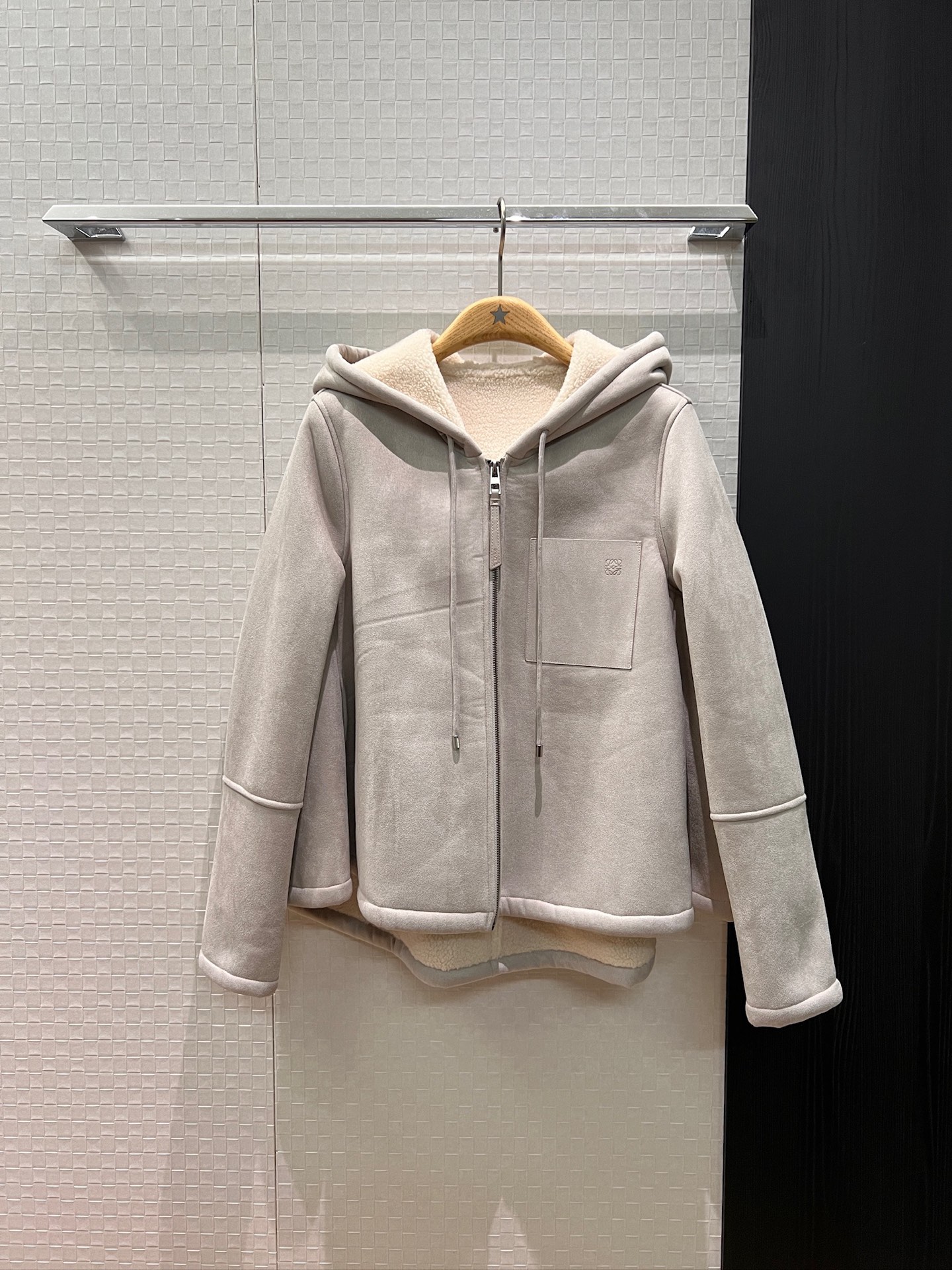 NO:575879,New loewe eco-friendly fur integrated hooded A-line loose jacket with classic logo badge decoration on the chest pocket. The hem is short in the front and long in the back to keep warm and reduce age. S-XL,,loewe,jackets & coats,hats,alexander wang19860909新款loewe环保皮毛一体 连帽A字版型宽松外套胸前口袋经典logo徽章装饰 下摆前短后长保暖减龄 S-XL,,loewe,jackets & coats,hats,alexander wang,Women's clothing