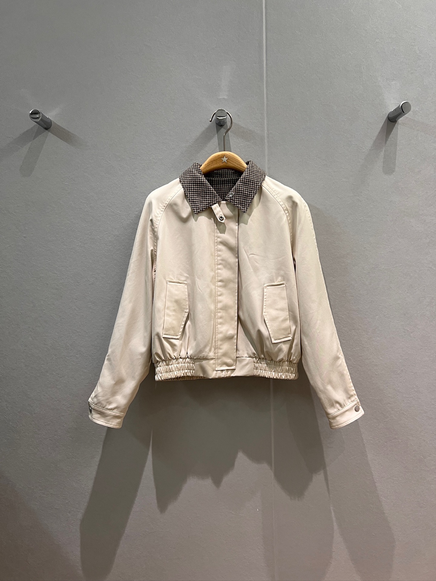 NO:575883,New spliced ​​houndstooth short lapel jacket with casual zipper, elastic waist at the hem, miu letter logo patched on the back of the flap pockets on both sides, versatile for age, fashionable and handsome SML,,miumiu,jackets & coats,jackets & coats,alexander wang19860909新款拼接千鸟格短款翻领夹克外套休闲拉链 下摆松紧收腰 两侧翻盖口袋背后贴布miu字母logo 减龄百搭 时尚帅气 SML,,miumiu,jackets & coats,jackets & coats,alexander wang,Women's clothing