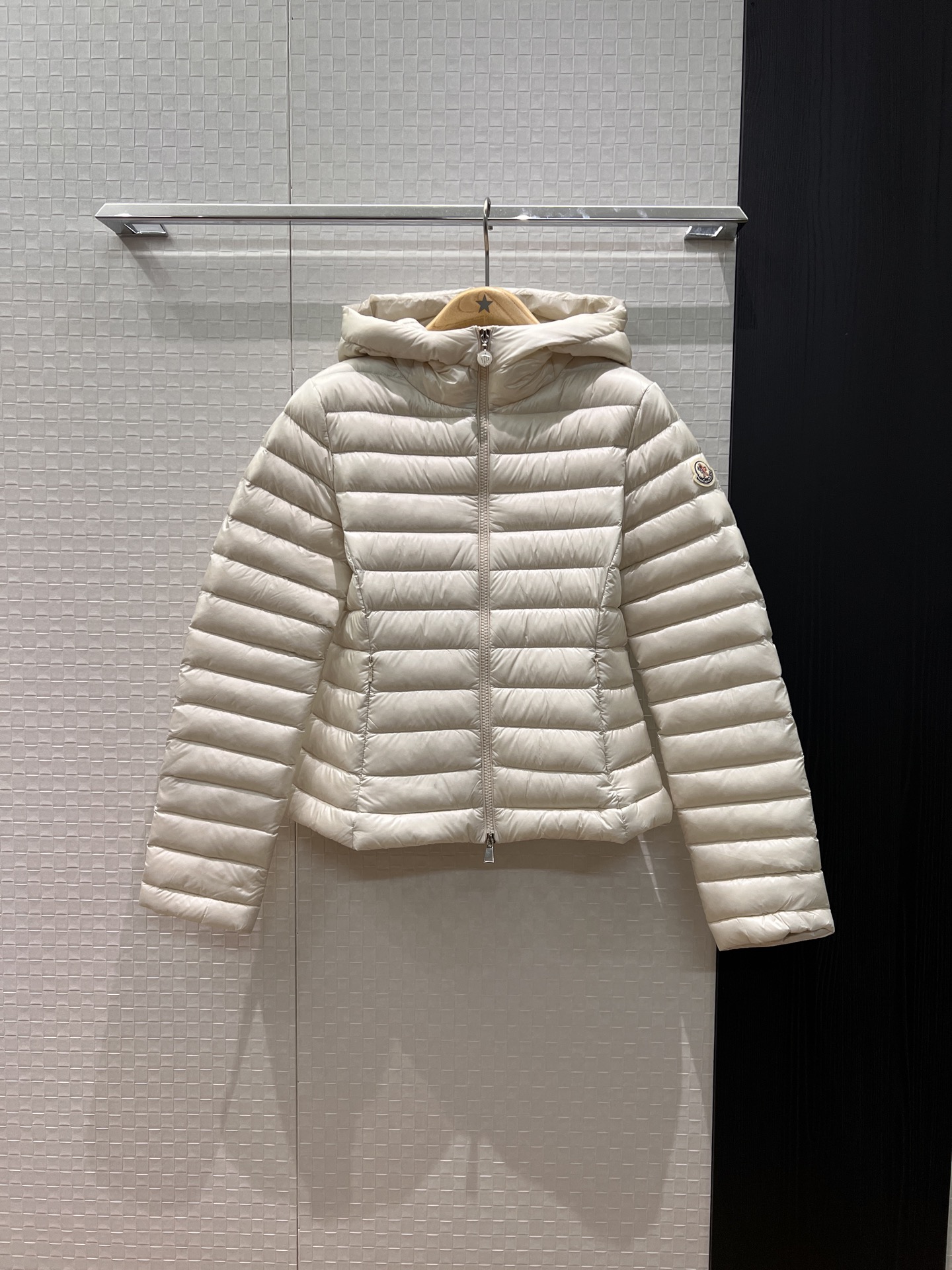 NO:575872,New model with dust bag, hooded waisted short goose down down jacket with non-detachable hood, classic armband logo, invisible pockets on both sides, 90 down and 10 down, black and white 123,,Moncler,jackets & coats,down jacket,hats,alexander wang19860909配防尘袋新款蒙口 连帽收腰短款鹅绒羽绒服外套帽子不可拆 经典袖标logo 两侧隐形口袋90羽绒10羽绒 黑色白色 123,,Moncler,jackets & coats,down jacket,hats,alexander wang,Women's clothing