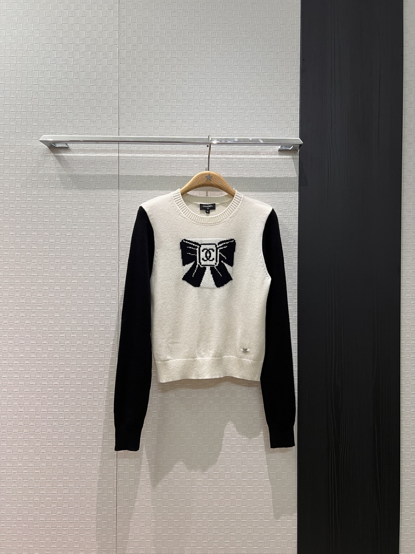 NO:576016,New 25N ski series black and white color matching bow round neck sweater knitted top lady cute sweet and well-behaved small double C decorated with diamonds on the hem SML,,sweaters,alexander wang19860909新款25N滑雪系列 黑白拼色蝴蝶结圆领毛衣 针织上衣淑女可爱 甜美乖巧 下摆镶钻小双C装饰SML,,sweaters,alexander wang,Women's clothing