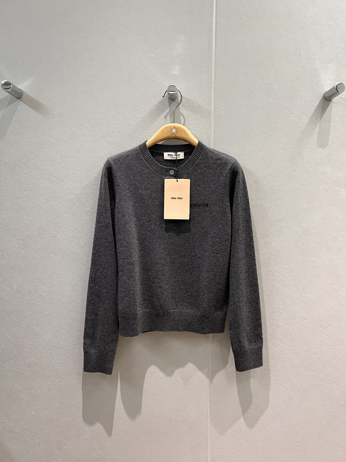 NO:576018,New gray gray half-button round neck long-sleeved knitted top with jacquard miu letters on the chest. Wear alone and layered with a tube top. Miu style is versatile for age-reducing. SML,,miumiu,alexander wang19860909新款格蕾系灰色 半开扣圆领长袖针织上衣胸前miu字母提花 单穿叠搭抹胸 miu系穿搭减龄百搭 SML,,miumiu,alexander wang,Women's clothing