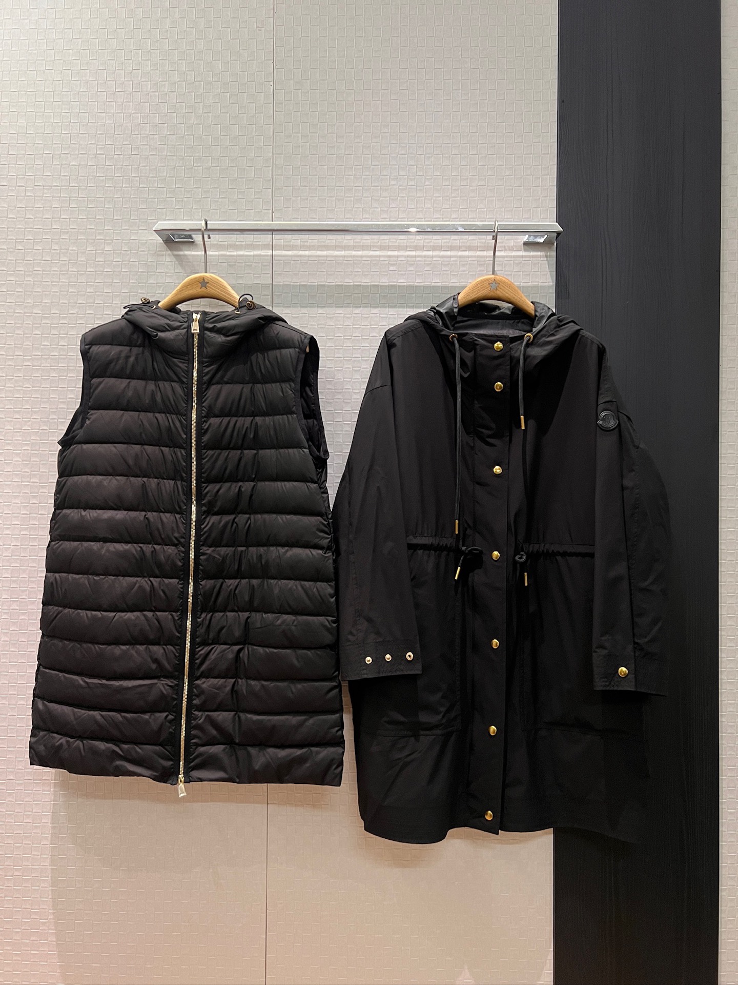 NO:576160,New style mask with dust bag, detachable two-piece set, hooded long windbreaker down jacket, long hooded vest vest, loose windbreaker jacket, classic armband badge logo 90 down 10 feathers, drawstring waist windbreaker, loose and casual, can be worn by men and women, handsome and versatile, sweet and cool, age-reducing, casual street photography, coffee black SML,,Moncler,jackets & coats,down jacket,hats,alexander wang19860909配防尘袋新款蒙口 可拆装两件套 连帽长款风衣羽绒服 长款连帽马甲背心宽松风衣外套 经典袖标徽章logo90羽绒10羽毛可抽绳收腰风衣 宽松休闲 男女可穿 帅气百搭 甜酷减龄 休闲街拍 咖色黑色 SML,,Moncler,jackets & coats,down jacket,hats,alexander wang,Women's clothing