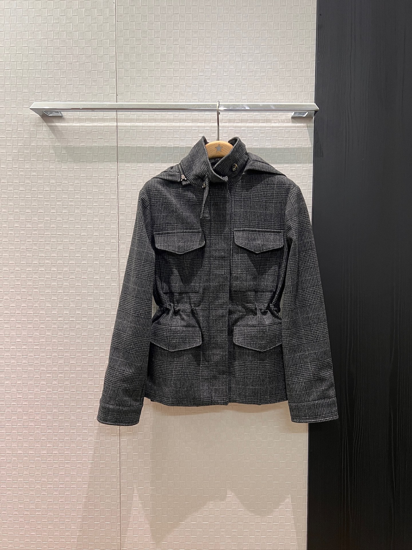 NO:576163,New old money style LP stand collar hooded plaid workwear wool jacket with detachable hood, adjustable waist drawstring, handsome and street-friendly, casual and versatile, fashionable and age-reducing high-end gray, Christmas red SML,,loro piana,jackets & coats,hats,alexander wang19860909新款老钱风 LP立领连帽格纹工装羊毛外套 帽子可拆卸 腰部抽绳可调节收腰帅炸街 休闲百搭 时尚减龄高级灰 圣诞红 SML,,loro piana,jackets & coats,hats,alexander wang,Women's clothing