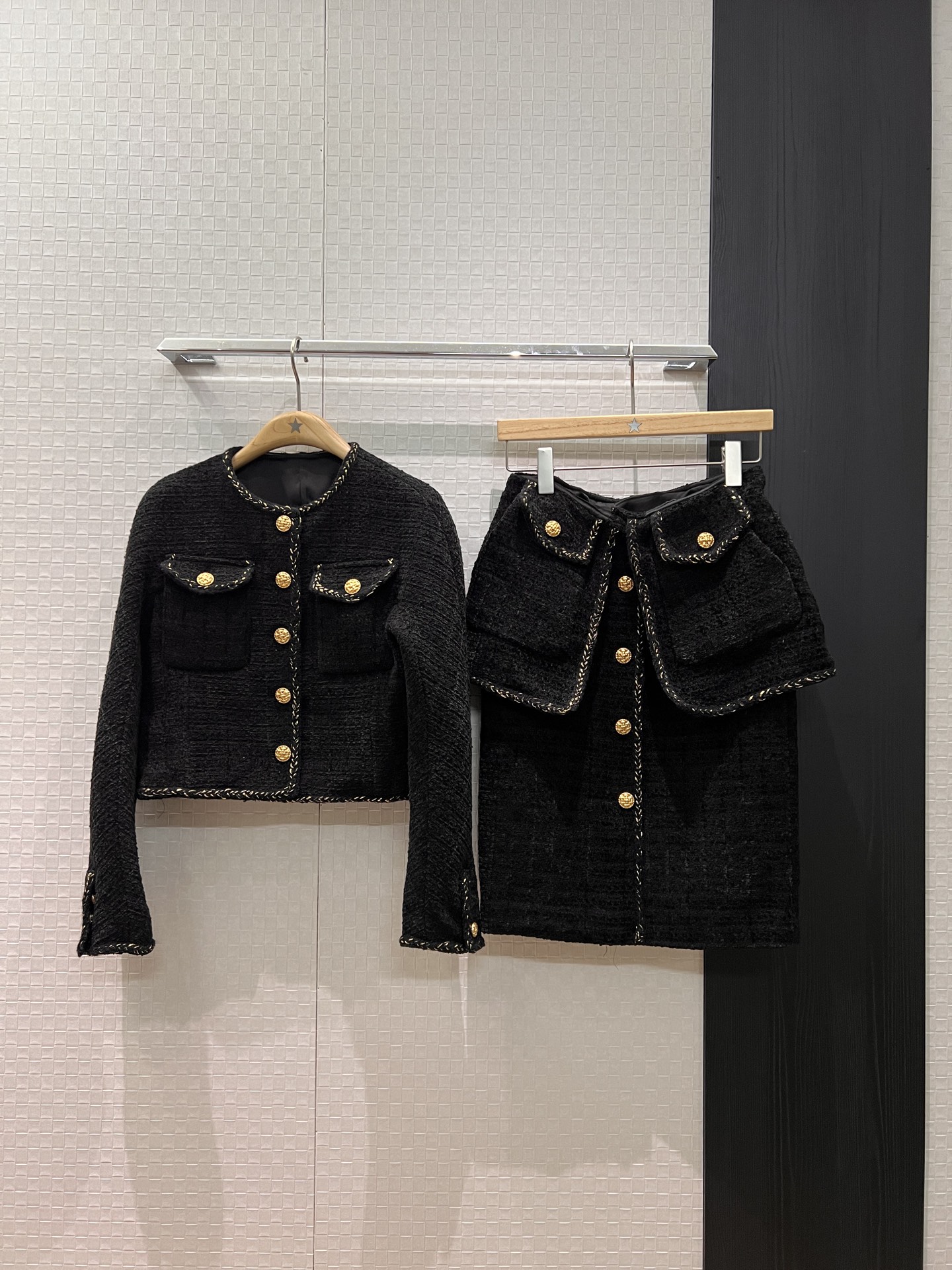 NO:576165,Jackets, skirts, new round collar gold buckle short tweed jackets, fake two-piece hip skirts, elegant temperament, versatile for commuting, braided edge decoration SML,,skirts,jackets & coats,alexander wang19860909外套 半裙新款圆领金扣短款粗花呢外套假两件包臀半裙 优雅气质 通勤百搭 编织边装饰 SML,,skirts,jackets & coats,alexander wang,Women's clothing