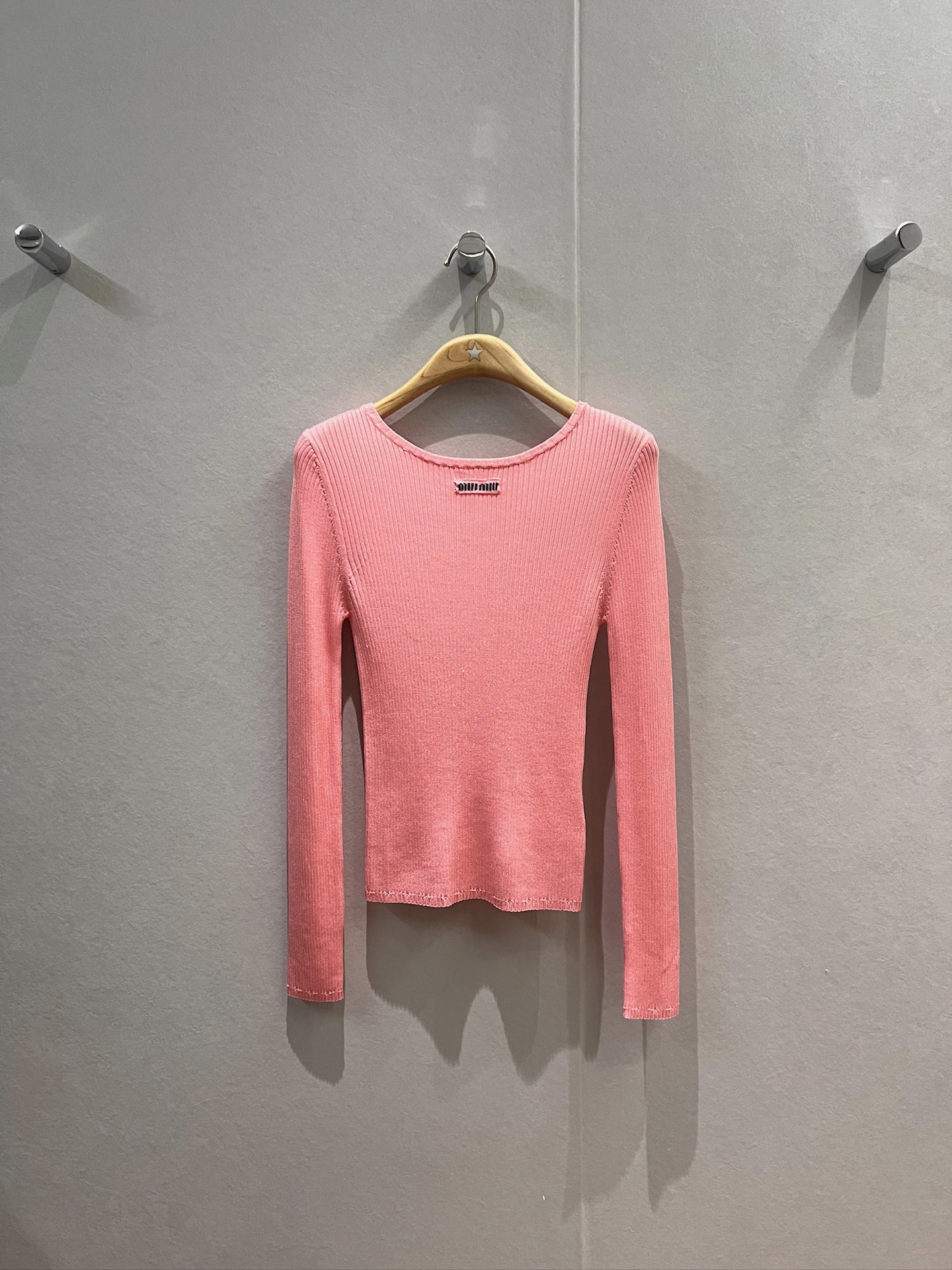 NO:576153,New Tencel wool front and rear wear. Fine pitted knitted top is close-fitting and comfortable. Slim and slim. Versatile pink apricot for age reduction. SML,,alexander wang19860909新款天丝羊毛前后两穿 细坑条针织上衣贴身舒适 修身显瘦 减龄百搭粉色杏色 SML,,alexander wang,Women's clothing