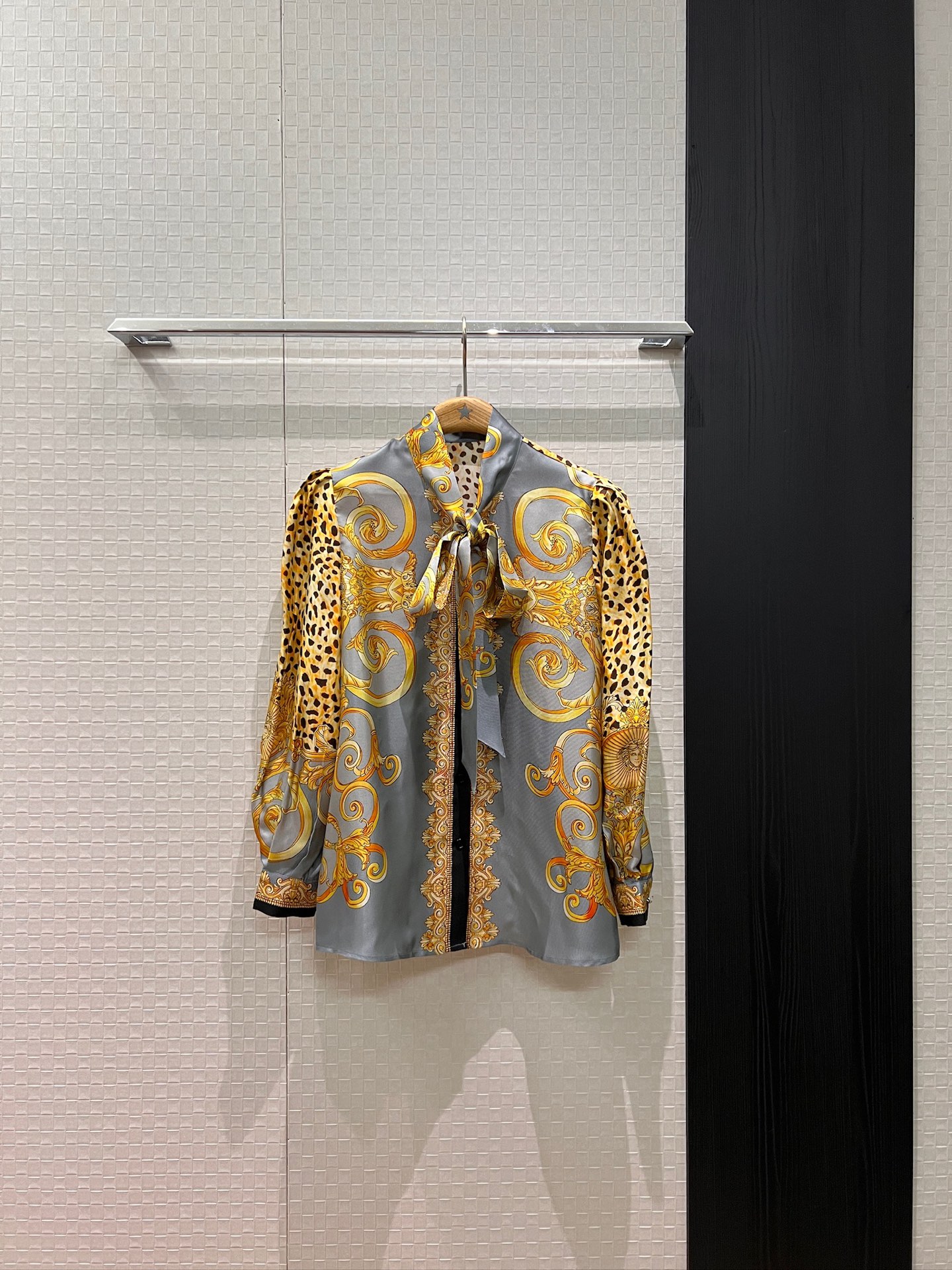 NO:576294,New baroque style elements, positioning printed ribbon design, bow decoration, silk twill shirt, heavy silk, simple and fashionable, versatile for commuting, ladylike temperament, S-XL,,real silk,alexander wang19860909新款巴洛克风元素 定位印花飘带设计 系蝴蝶结装饰 真丝斜纹真丝衬衣 重磅真丝简约时尚 通勤百搭名媛气质 S-XL,,real silk,alexander wang,Women's clothing