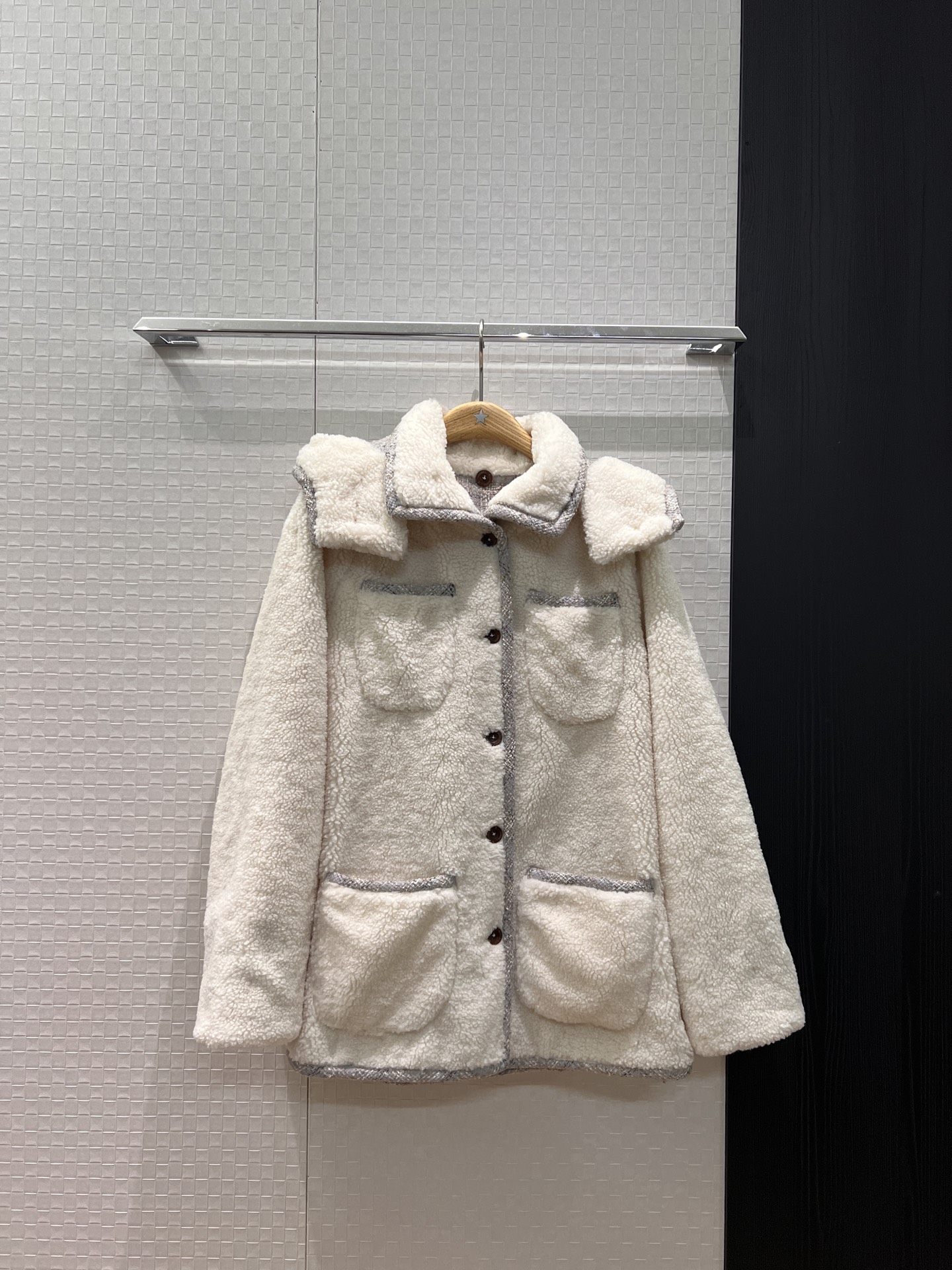 NO:576377,New tweed splicing hooded teddy bear fur coat mid-length, non-detachable hood, double-layer cuffs windproof design, coco patch embroidery logo on the back to keep warm and casual, cute and age-reducing, black and white SML,,jackets & coats,hats,alexander wang19860909新款粗花呢拼接连帽泰迪熊毛毛外套中长款 帽子不可拆卸 双层袖口防风设计 背后coco贴布刺绣logo保暖休闲 可爱减龄 黑色白色 SML,,jackets & coats,hats,alexander wang,Women's clothing