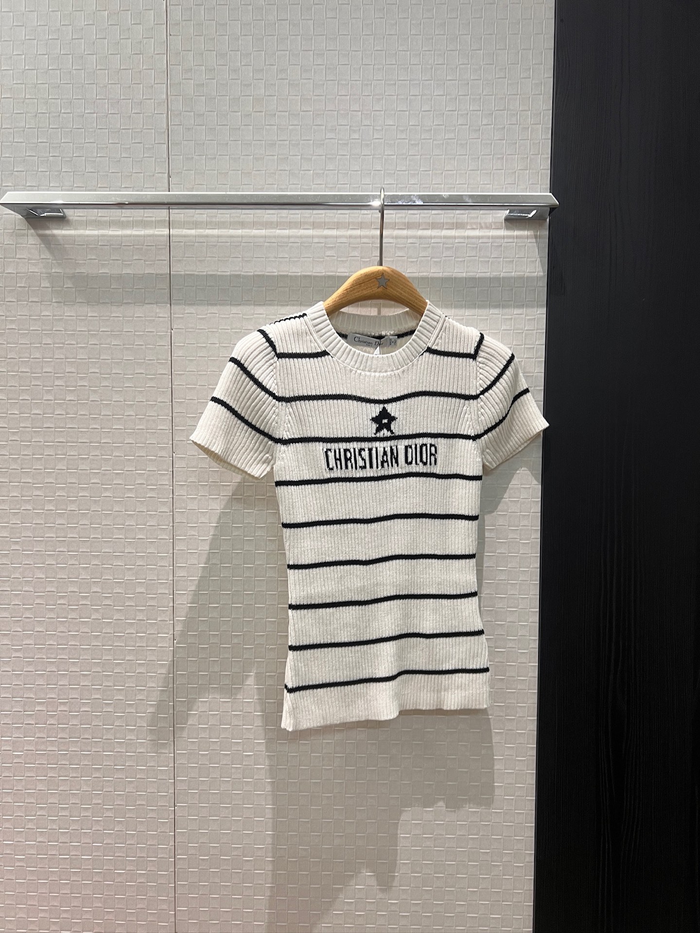 NO:576386,New 26 early spring vacation embroidered Lucky Star logo letters striped short-sleeved knitted top with small pit strips slim fit simple casual wool blend age-reducing and versatile SML, T-shirt, alexander wang19860909新款26早春度假 刺绣幸运星logo字母条纹短袖针织上衣小坑条 修身显瘦 简单休闲 羊毛混纺减龄百搭 SML,,T-shirt,alexander wang,Women's clothing
