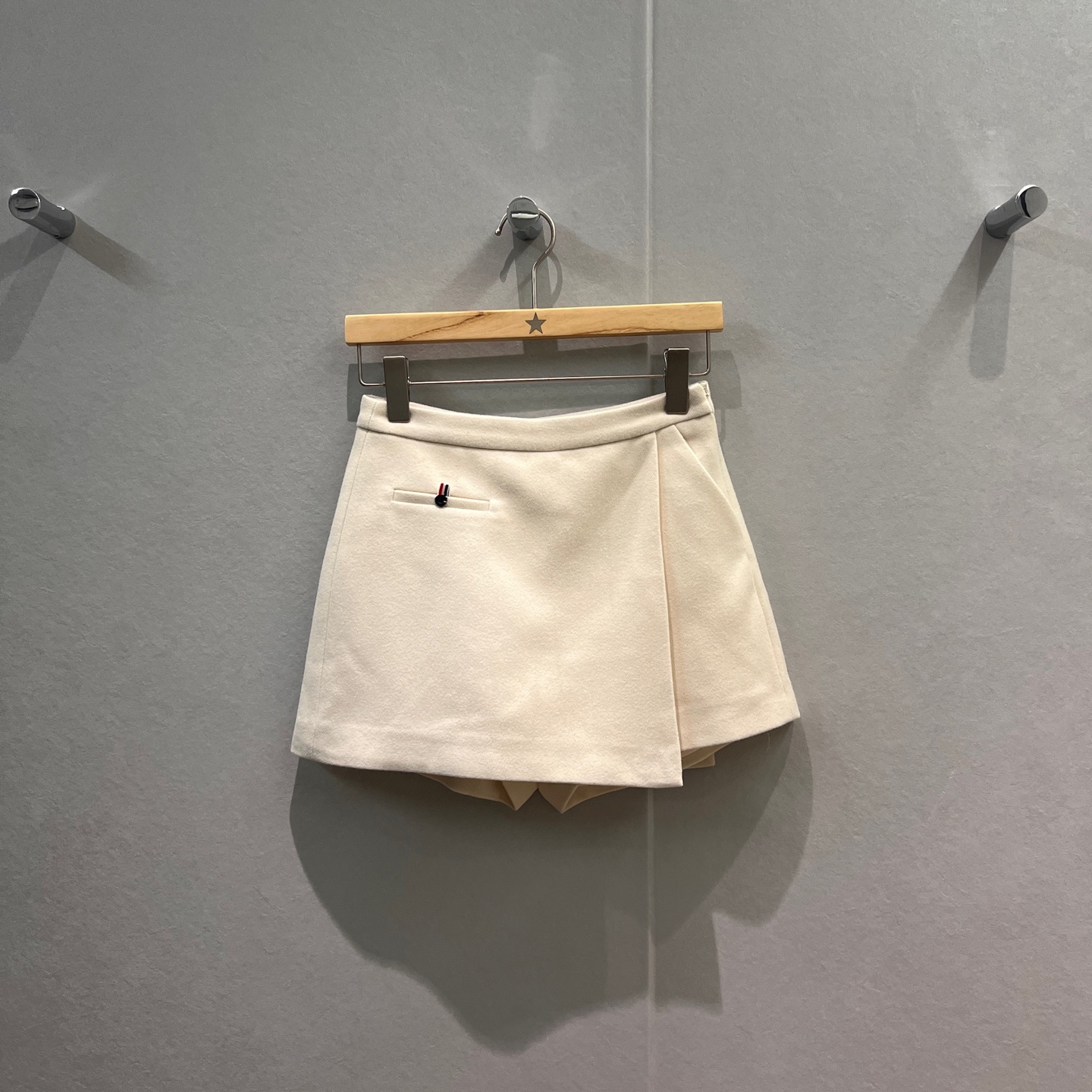 NO:576389,New TB front and rear asymmetric skirt design decorative culottes, fake two-piece shorts, classic red, white and blue webbing, casual and versatile, must-have for age reduction, dark blue, white and black, S-XL,,skirts,shorts,alexander wang19860909新款TB 前后不对称裙摆设计装饰裙裤 假两件短裤 经典红白蓝织带休闲百搭 减龄必备 深蓝白色黑色 S-XL,,skirts,shorts,alexander wang,Women's clothing