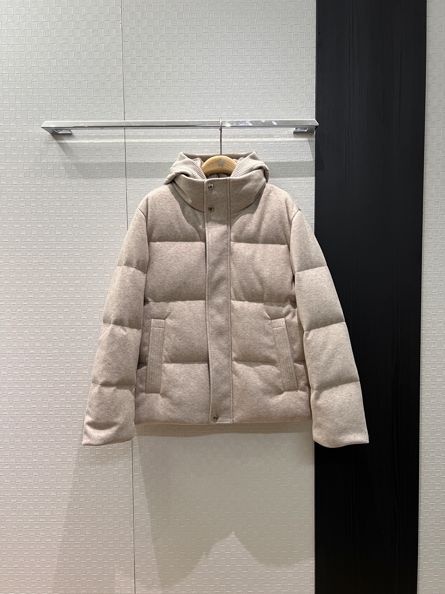 NO:576394,With dust-proof new LP hemp pattern knitted hooded stand-collar wool loose down jacket, bread coat, knitted hood, detachable wool fabric, goose down warmth, loose and versatile 90 down 10 feathers, hardware accessories molding, can be worn by men and women, gray oatmeal color 48-56 8,,loro piana,jackets & coats,down jacket,hats,alexander wang19860909配防尘新款LP麻花纹针织连帽立领羊毛宽松羽绒服外套 面包服 针织帽可拆卸羊毛面料 鹅绒保暖 宽松百搭90羽绒10羽毛 五金配件开模 男女可穿 灰色燕麦色 48-56 8,,loro piana,jackets & coats,down jacket,hats,alexander wang,Women's clothing