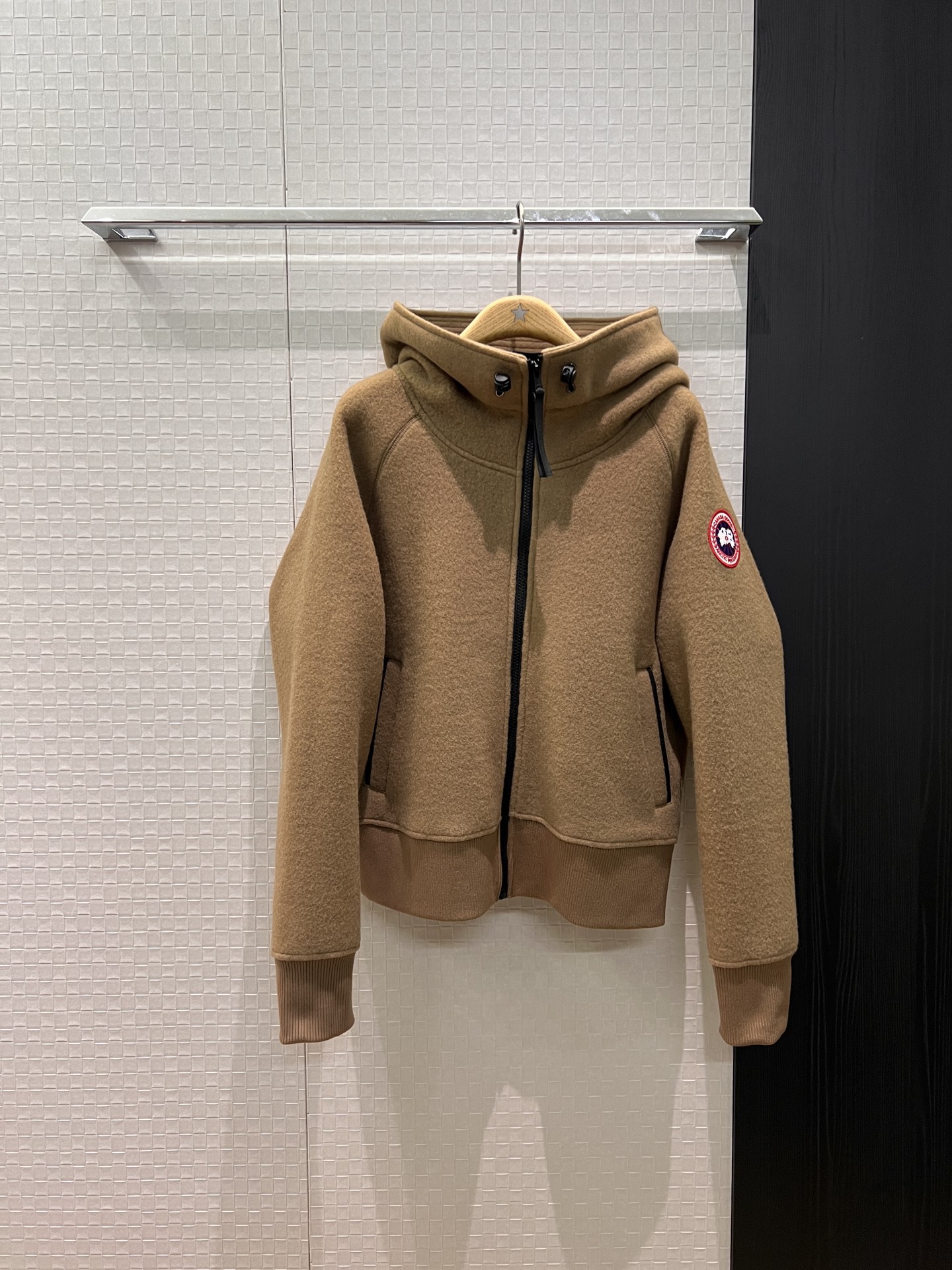 NO:576395,New big goose woolen hooded jacket Casual jacket with classic logo armband decoration Hardware accessories molding Ribbed waistband fashionable and casual Age-reducing and versatile Gray camel SML,,jackets & coats,jackets & coats,hats,alexander wang19860909新款大鹅羊毛呢连帽外套 休闲夹克经典logo袖标装饰 五金配件开模 罗纹束口收腰时尚休闲 减龄百搭 灰色驼色 SML,,jackets & coats,jackets & coats,hats,alexander wang,Women's clothing