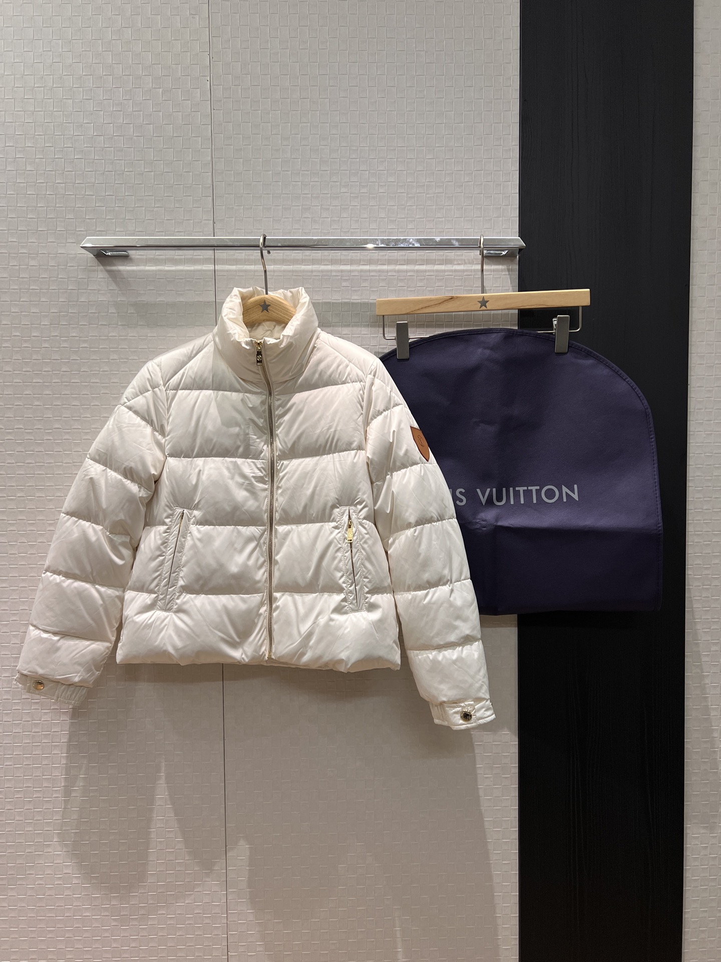 NO:576543,Comes with dust bag, new patterned lining, stand-up collar, short down jacket, arm logo leather armband decoration, hardware accessories molded 90 down 10 feathers, fashionable and casual, essential for age reduction, delivered with dust bag, black/white SML,,jackets & coats,down jacket,alexander wang19860909配防尘袋新款老花内衬立领短款羽绒服外套手臂logo皮革袖标装饰 五金配件开模90羽绒10羽毛 时尚休闲 减龄必备 配送防尘袋 黑色/白色 SML,,jackets & coats,down jacket,alexander wang,Women's clothing