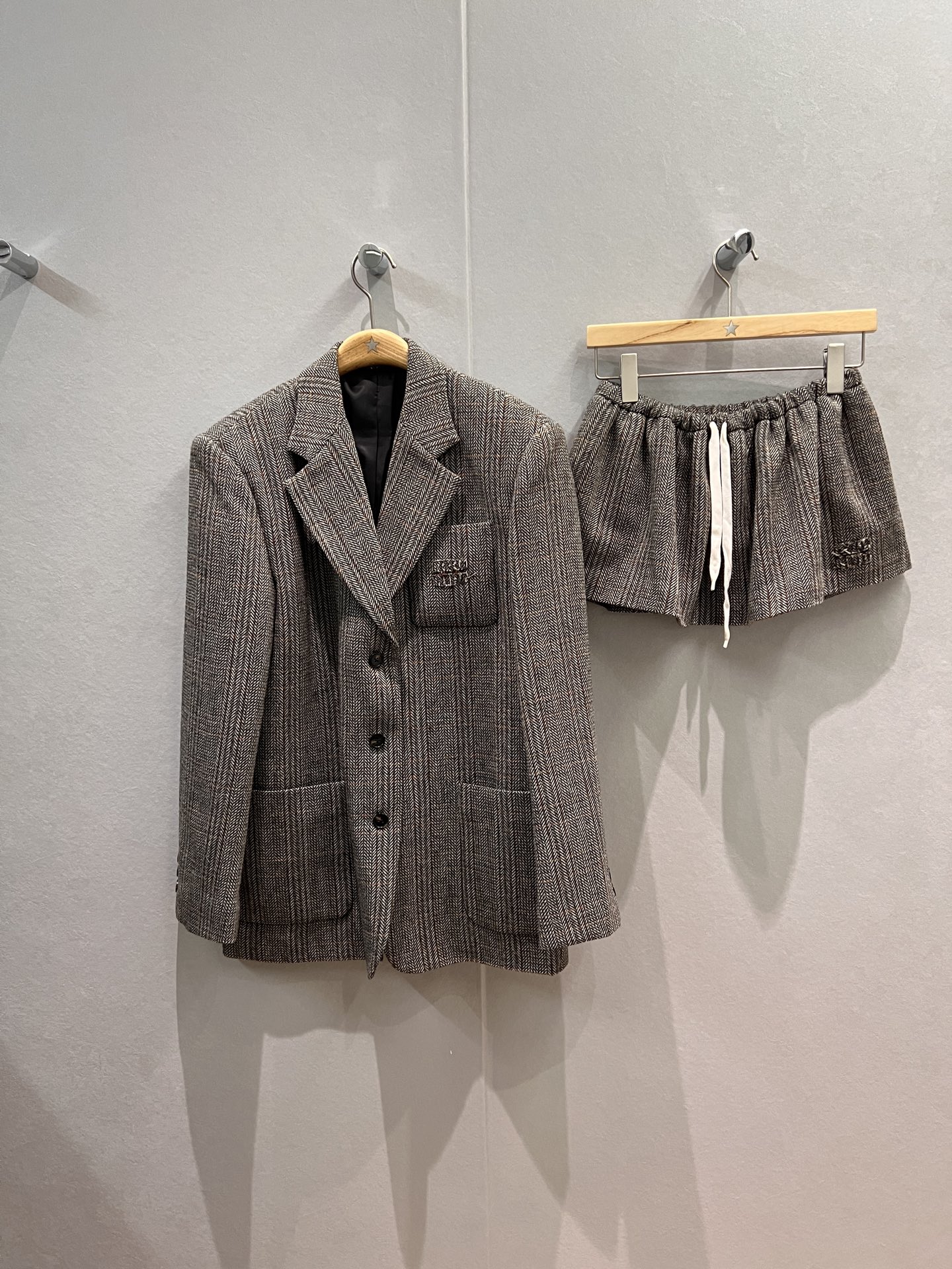 NO:576547,New gray college style human pattern wool plaid suit jacket with elastic waist skirt of the same series Puff skirt Drawstring design A-line skirt Patch miu embroidered logo wool blend Fashionable age reduction SML outer,,miumiu,skirts,jackets & coats,business suit,alexander wang19860909新款格蕾系学院风 人纹羊毛格纹格西装外套搭配同系列松紧腰半裙 蓬蓬短裙 抽绳设计A字裙摆 贴布miu刺绣logo羊毛混纺 时尚减龄 SML 外,,miumiu,skirts,jackets & coats,business suit,alexander wang,Women's clothing