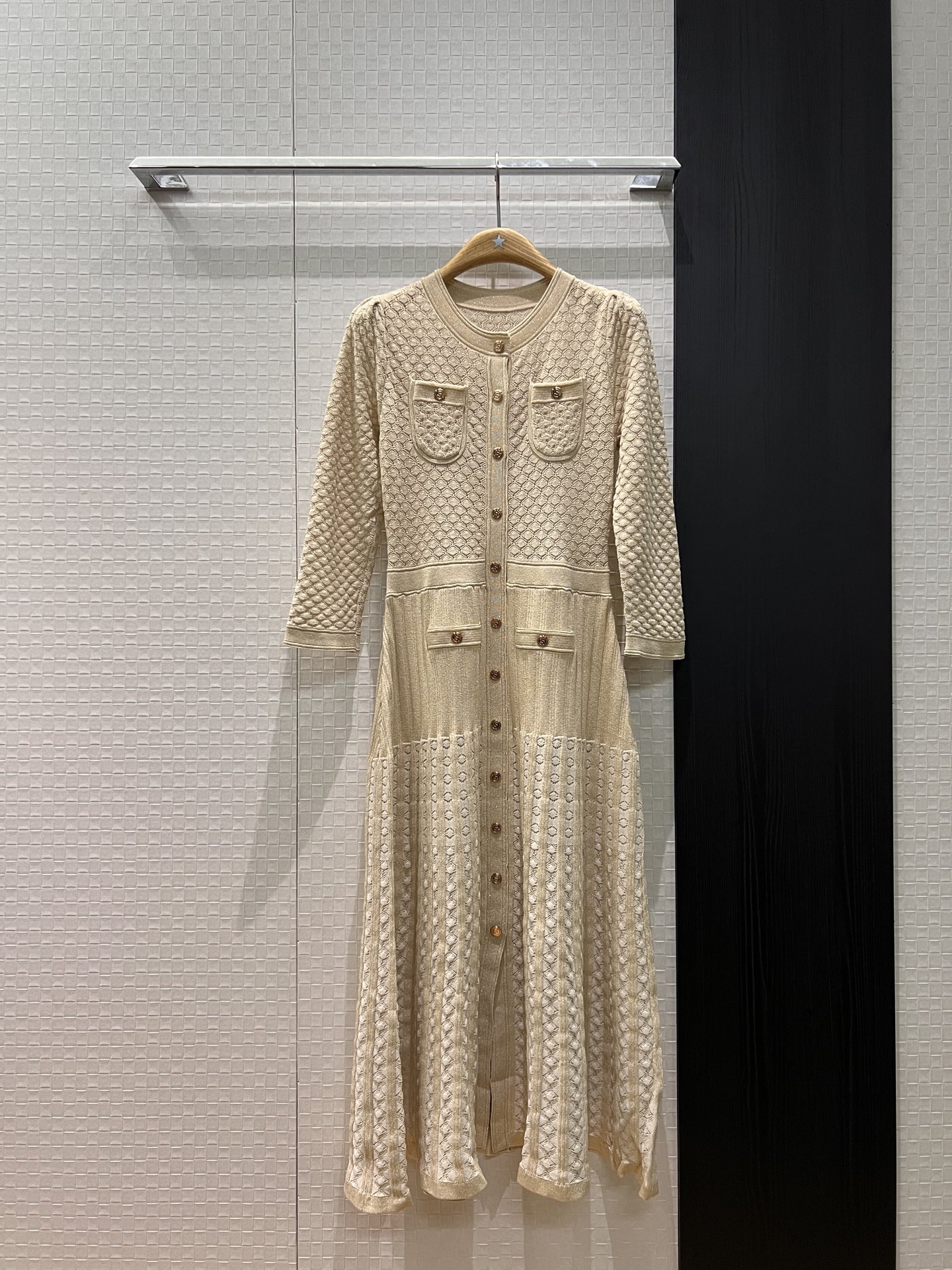 NO:576555,New sparkling customized gold thread knitted puff mid-sleeve dress. The long skirt is hollow and slightly see-through. Gold-breasted decoration. Slim-fitting and slim. Elegance of a socialite. Her temperament reduces age. The daughter of a wealthy plutocrat. Dark blue apricot color. SML,,skirts,alexander wang19860909新款闪闪定制金线针织泡泡中袖连衣裙 长裙镂空微透 金色排扣装饰 修身显瘦 名媛优雅 气质减龄财阀千金本金 深蓝杏色 SML,,skirts,alexander wang,Women's clothing