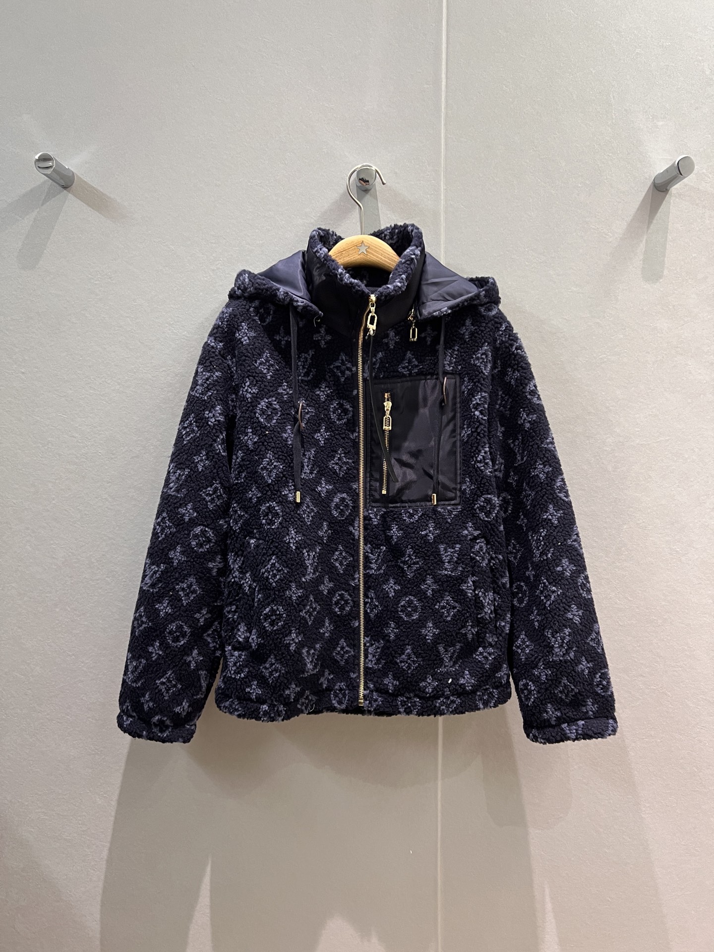 NO:576667,New dark blue presbyopia Teddy fur hooded turtleneck polar fleece jacket with detachable hood Color-blocked pocket decoration on the chest Hardware accessories molded for fashion and leisure Age-reducing and versatile Loose and warm S-XL,,jackets & coats,hats,alexander wang19860909新款深蓝老花泰迪毛毛 连帽高领摇粒绒外套帽子可拆卸 胸前拼色口袋装饰 五金配件开模时尚休闲 减龄百搭 宽松保暖 S-XL,,jackets & coats,hats,alexander wang,Women's clothing