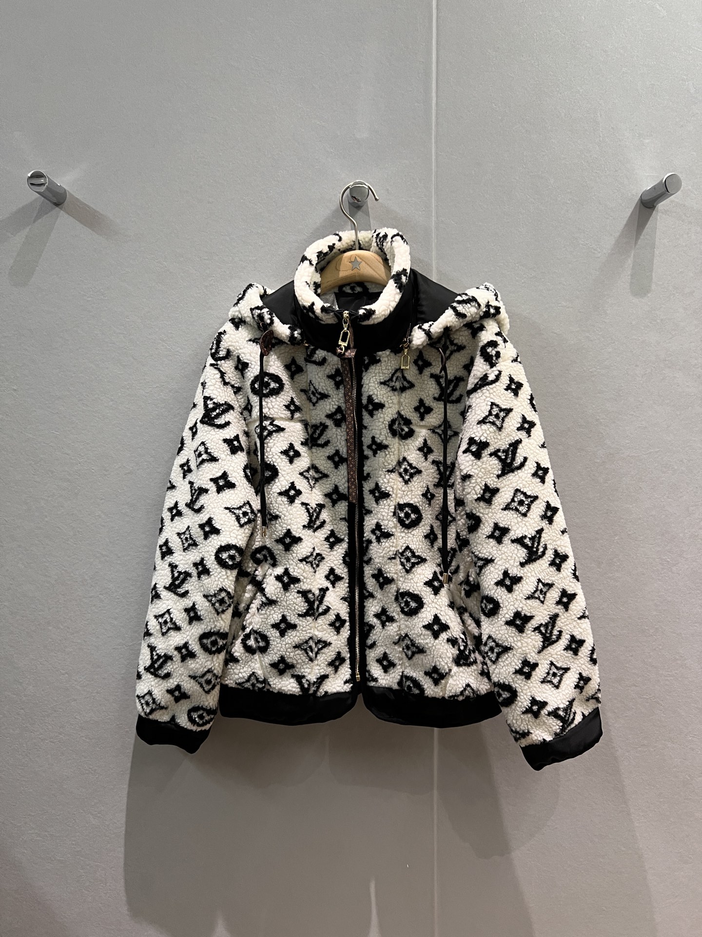 NO:576671,New color-blocked presbyopic Teddy fur, hooded high-collar polar fleece jacket with detachable hat, mesh breathable lining, hardware accessories molded for fashion and leisure, age-reducing and versatile, loose and warm, brown and white S-XL,,jackets & coats,hats,alexander wang19860909新款拼色老花泰迪毛毛 连帽高领摇粒绒外套帽子可拆卸 网眼透气内衬 五金配件开模时尚休闲 减龄百搭 宽松保暖 咖色白色 S-XL,,jackets & coats,hats,alexander wang,Women's clothing