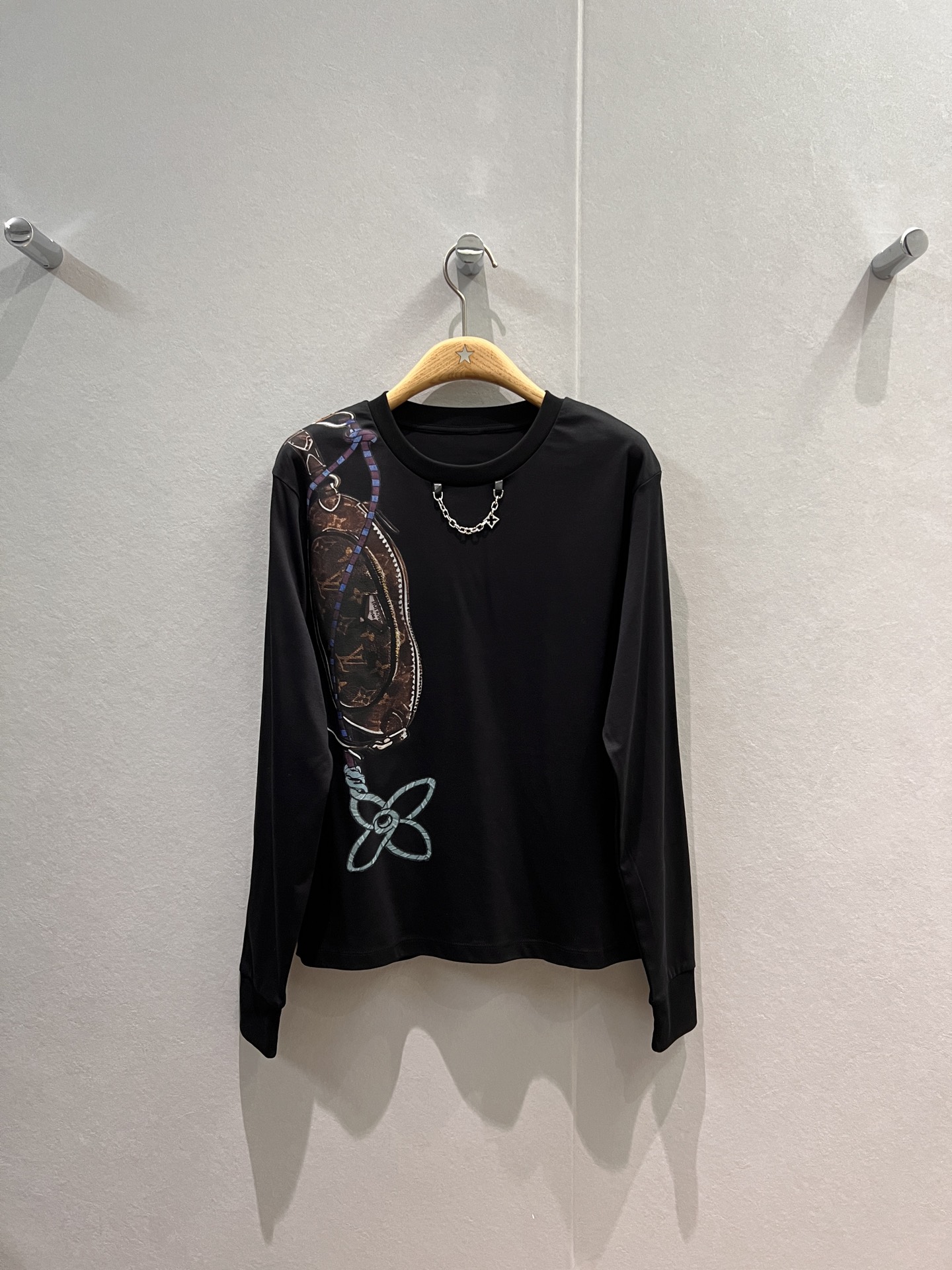 NO:576683,New chain decoration positioning waist bag printed long-sleeved T-shirt ribbed cuffs simple casual fashionable age-reducing black and white SML,,tees,t-shirt,alexander wang19860909新款链条装饰定位腰包印花长袖T恤罗纹袖口 简单休闲 时尚减龄黑色白色 SML,,tees，t-shirt,alexander wang,Women's clothing
