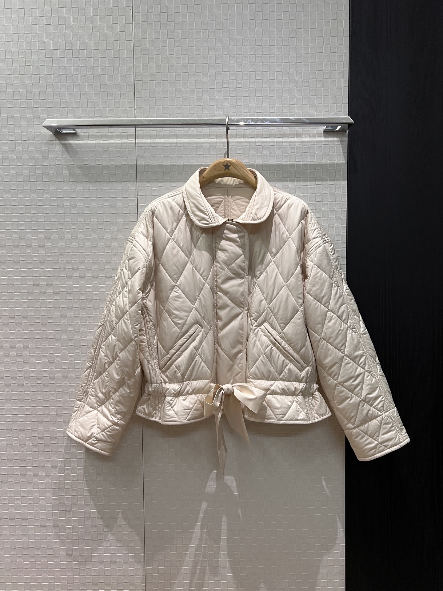 NO:576684,New baby doll lapel rhombus pattern cotton coat, waist tie, waist decoration, loose short style, casual and age-reducing, light and versatile, black apricot SML,,jackets & coats,alexander wang19860909新款娃娃翻领菱格纹棉衣外套 腰围系带收腰装饰宽松短款 休闲减龄 轻薄百搭黑色杏色 SML,,jackets & coats,alexander wang,Women's clothing