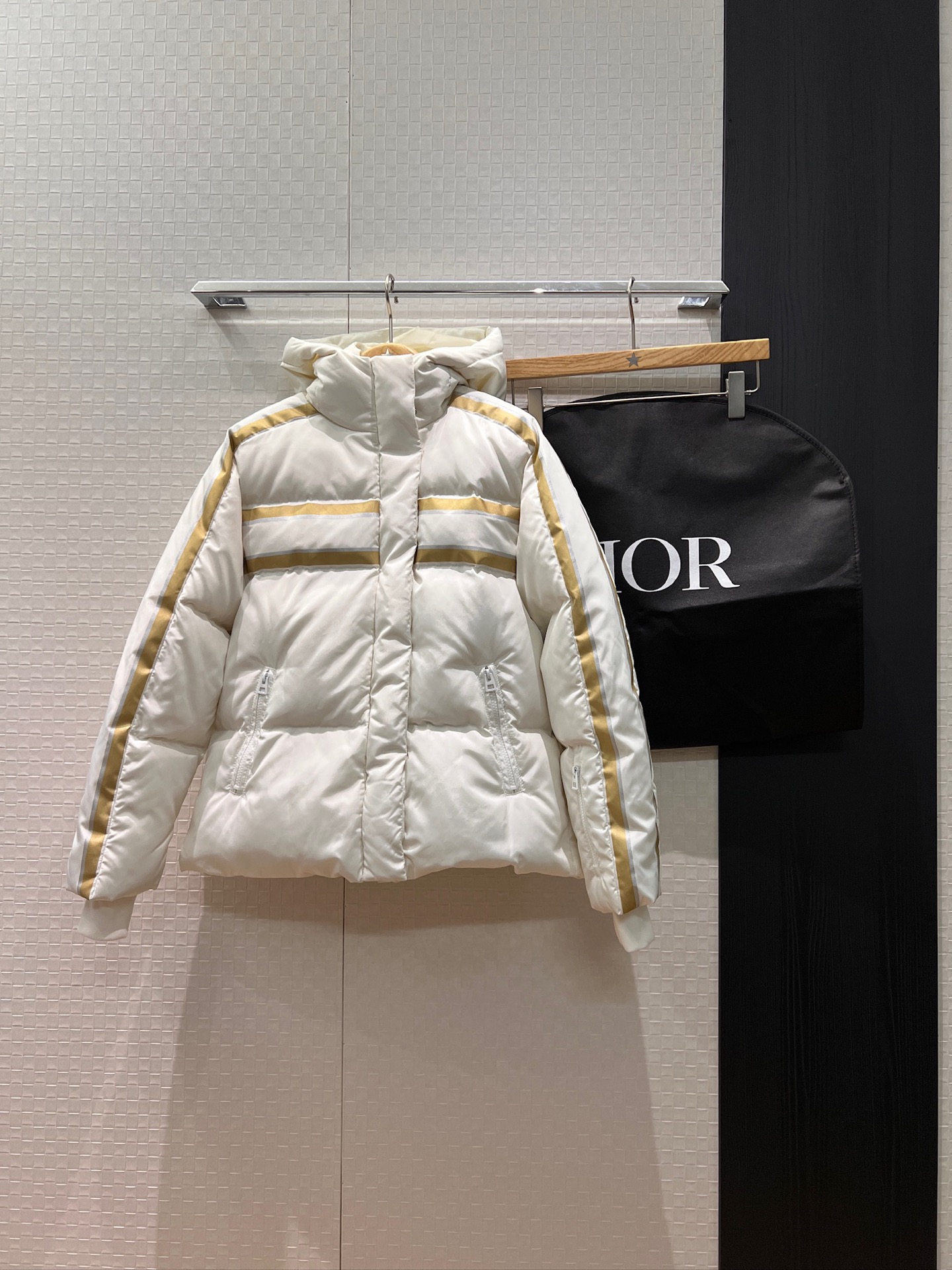 NO:576883,Equipped with dust bag, the new 25 Alps ski series gold striped hooded down jacket with Lucky Star logo letters on the back. The hood is non-detachable. The buckle belt tightens the waist. Casual and versatile. Fashionable and age-reducing. 90 down and 10 feathers delivered in dust bag. S-XL,,jackets & coats,down jacket,hats,alexander wang19860909配防尘袋新款25阿尔卑斯滑雪系列金色条纹背后幸运星logo字母连帽羽绒外套 帽子不可拆 卡扣腰带收腰装饰 休闲百搭 时尚减龄 90羽绒10羽毛配送防尘袋 S-XL,,jackets & coats,down jacket,hats,alexander wang,Women's clothing