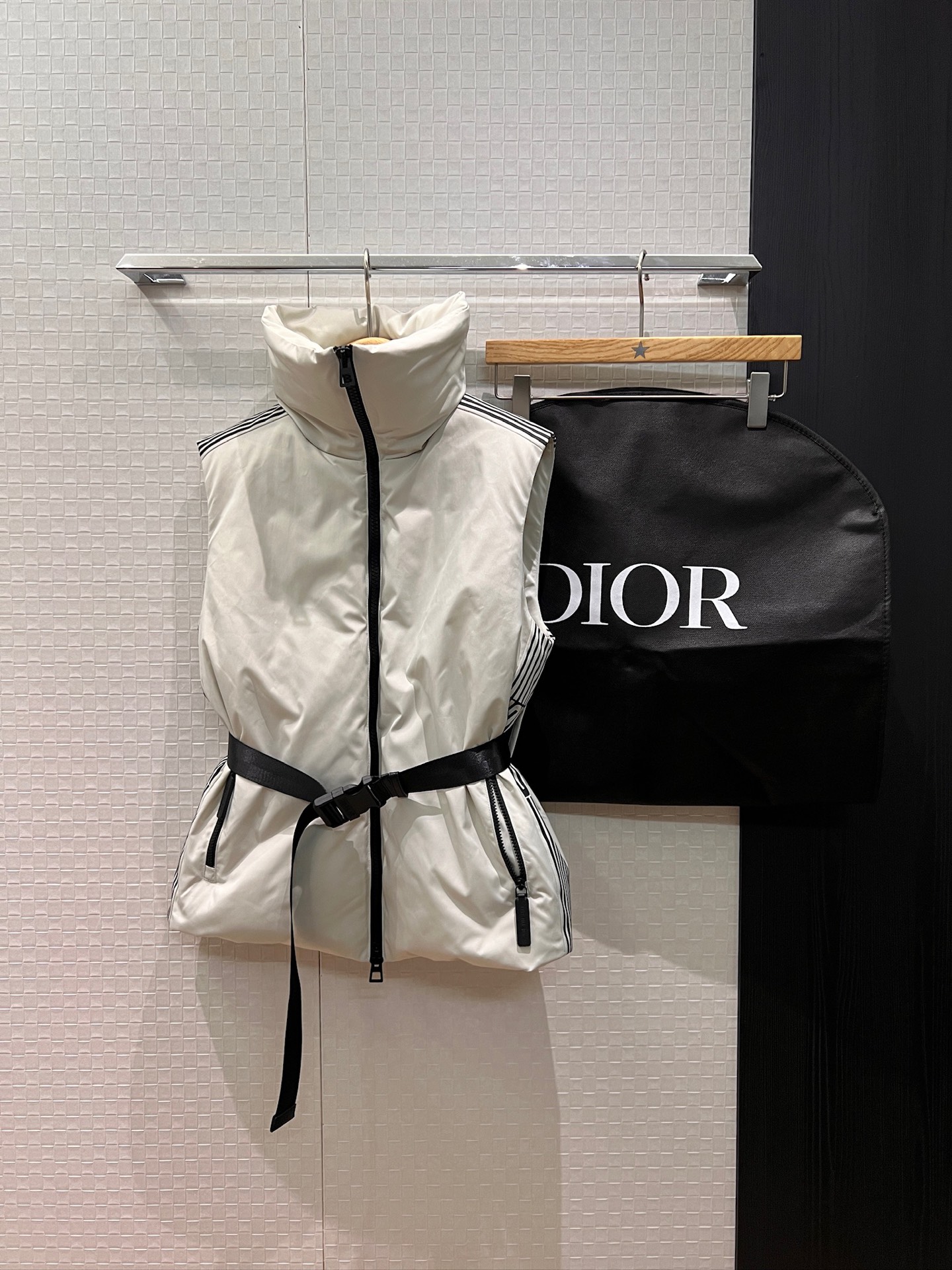 NO:576889,With dust bag, the new Alpine ski series side stripe logo stand-up collar down vest vest buckle belt waist decoration casual and versatile, fashionable and age-reducing 90 down 10 feathers delivery dust bag SML,,jackets & coats,down jacket,alexander wang19860909配防尘袋新款阿尔卑斯滑雪系列侧边条纹logo立领羽绒马甲背心外套 卡扣腰带收腰装饰 休闲百搭 时尚减龄 90羽绒10羽毛配送防尘袋 SML,,jackets & coats,down jacket,alexander wang,Women's clothing