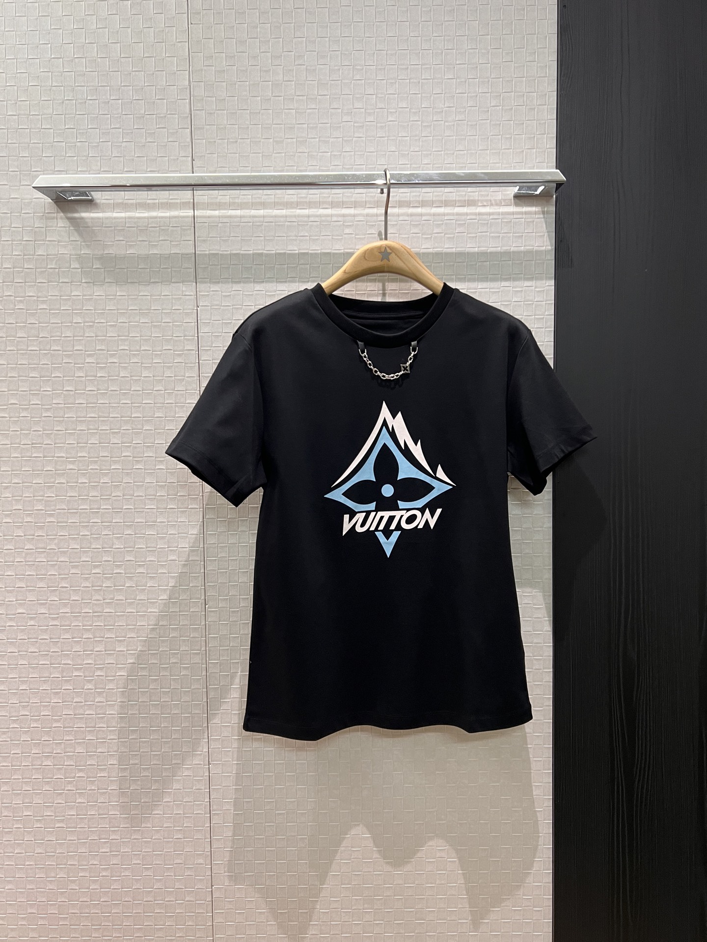 NO:576907,New chain decoration positioning, simple printed T-shirt, simple and casual, fashionable and age-reducing, black and white SML,,tees,t-shirt,alexander wang19860909新款链条装饰定位简单印花T恤简单休闲 时尚减龄 黑色白色 SML,,tees，t-shirt,alexander wang,Women's clothing