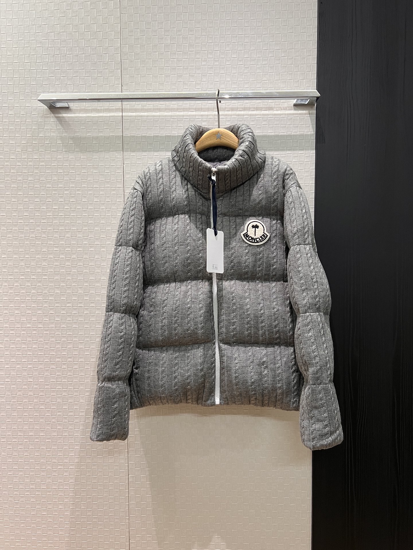 NO:577116,New model with dust bag, hemp knitted fabric stand-collar down jacket, baker's jacket, large logo on the chest decorated with goose down for warmth, loose and versatile 90 down 10 feathers, hardware accessories molding, high-end gray, can be worn by men and women 1-5,,Moncler,jackets & coats,down jacket,alexander wang19860909配防尘袋新款蒙口 麻花纹针织面料立领羽绒服外套 面包服 胸前大logo徽标装饰鹅绒保暖 宽松百搭90羽绒10羽毛 五金配件开模 高级灰色 男女可穿 1-5,,Moncler,jackets & coats,down jacket,alexander wang,Women's clothing