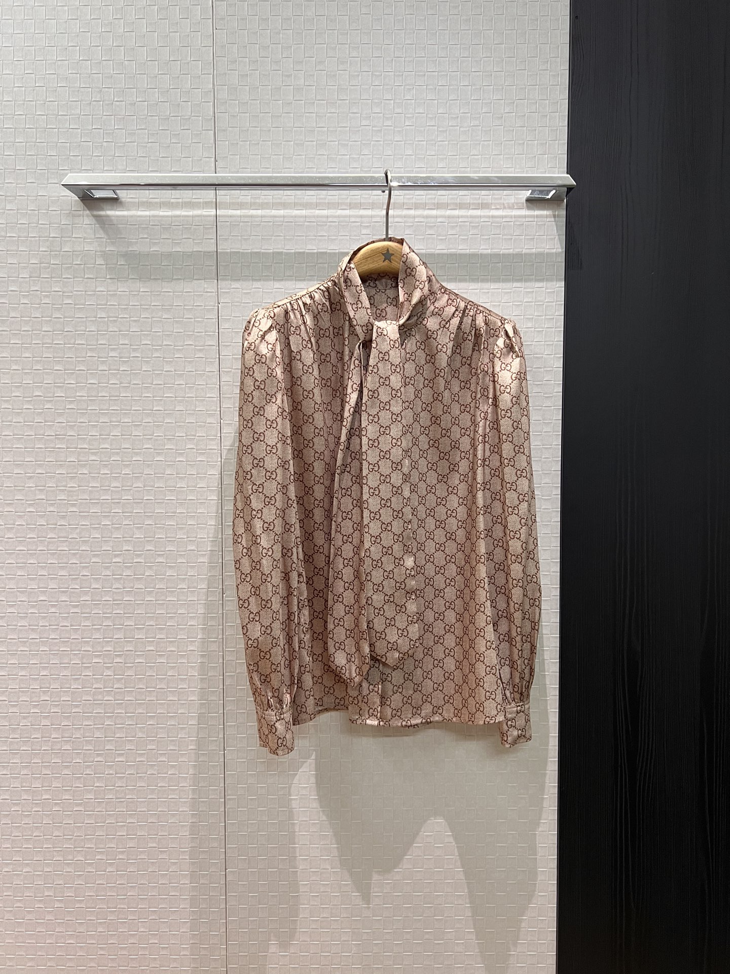 NO:577126,New double G printed lantern sleeve ribbon shirt, ribbon bow design, simple and fashionable, exquisite and elegant, versatile, a must-have for age reduction SML,,alexander wang19860909新款双G印花灯笼袖飘带衬衣 飘带蝴蝶结设计 简约时尚 精致优雅气质百搭 减龄必备 SML,,alexander wang,Women's clothing