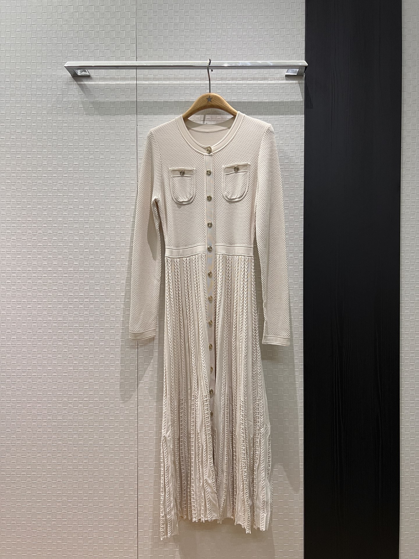 NO:577087,New twist pattern pleated stitching knitted long-sleeved dress. The long skirt is decorated with molded gold buttons. Slim and slim. Simple commuting. Wear it alone with black, dark blue and beige. SML,,skirts,alexander wang19860909新款麻花纹百褶拼接针织长袖连衣裙 长裙开模金扣装饰 修身显瘦 简约通勤 单穿外搭黑色深蓝米白 SML,,skirts,alexander wang,Women's clothing