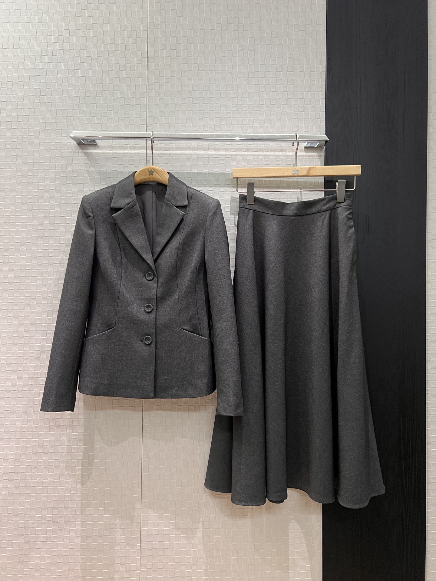 NO:577261,The same style as the new Gina. The classic French single-breasted waisted suit jacket is slim and slim. The pockets on both sides are minimalist. Fashionable for commuting. Versatile temperament. Can be matched with the same series of A-line skirts. Black and gray S-XL, skirts, jackets & coats, business suit, alexander wang19860909新款吉娜同款 经典法式单排扣收腰西装外套修身显瘦 两侧口袋极简设计 通勤时尚 气质百搭 可搭同系列A字半裙 黑色灰色S-XL,,skirts,jackets & coats,business suit,alexander wang,Women's clothing