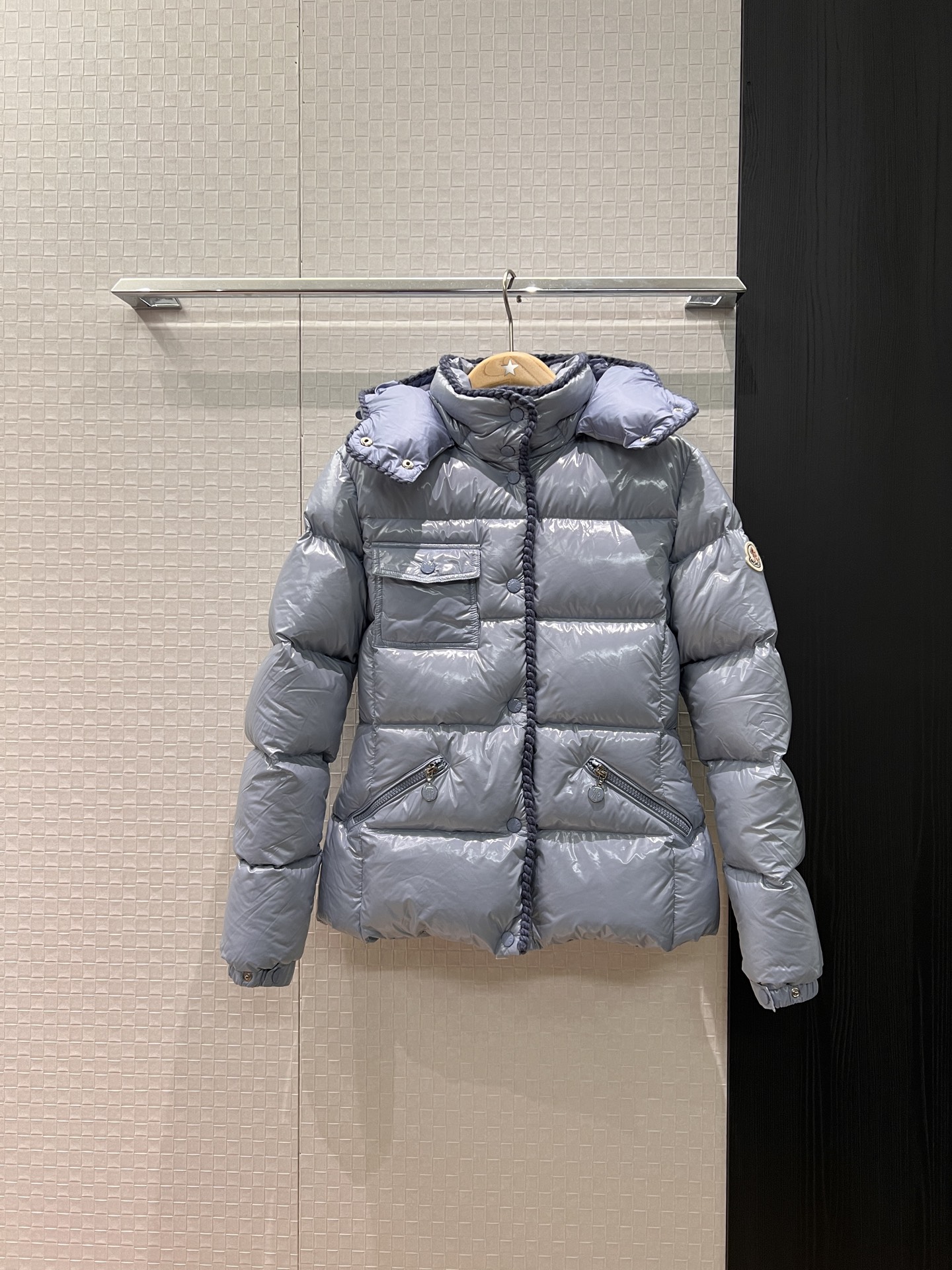 NO:577290,New style heavy-duty embroidered lace hooded down jacket with dust bag, hood with detachable classic logo armband decoration, 90 down and 10 feathers, loose and casual, slim and age-reducing, fashionable and versatile, blue and white 1-4,,jackets & coats,down jacket,hats,alexander wang19860909配防尘袋新款重工绣编织花边连帽羽绒服外套 帽子可拆卸经典logo袖标装饰 90羽绒10羽毛 宽松休闲 修身减龄时尚百搭 蓝色白色 1-4,,jackets & coats,down jacket,hats,alexander wang,Women's clothing