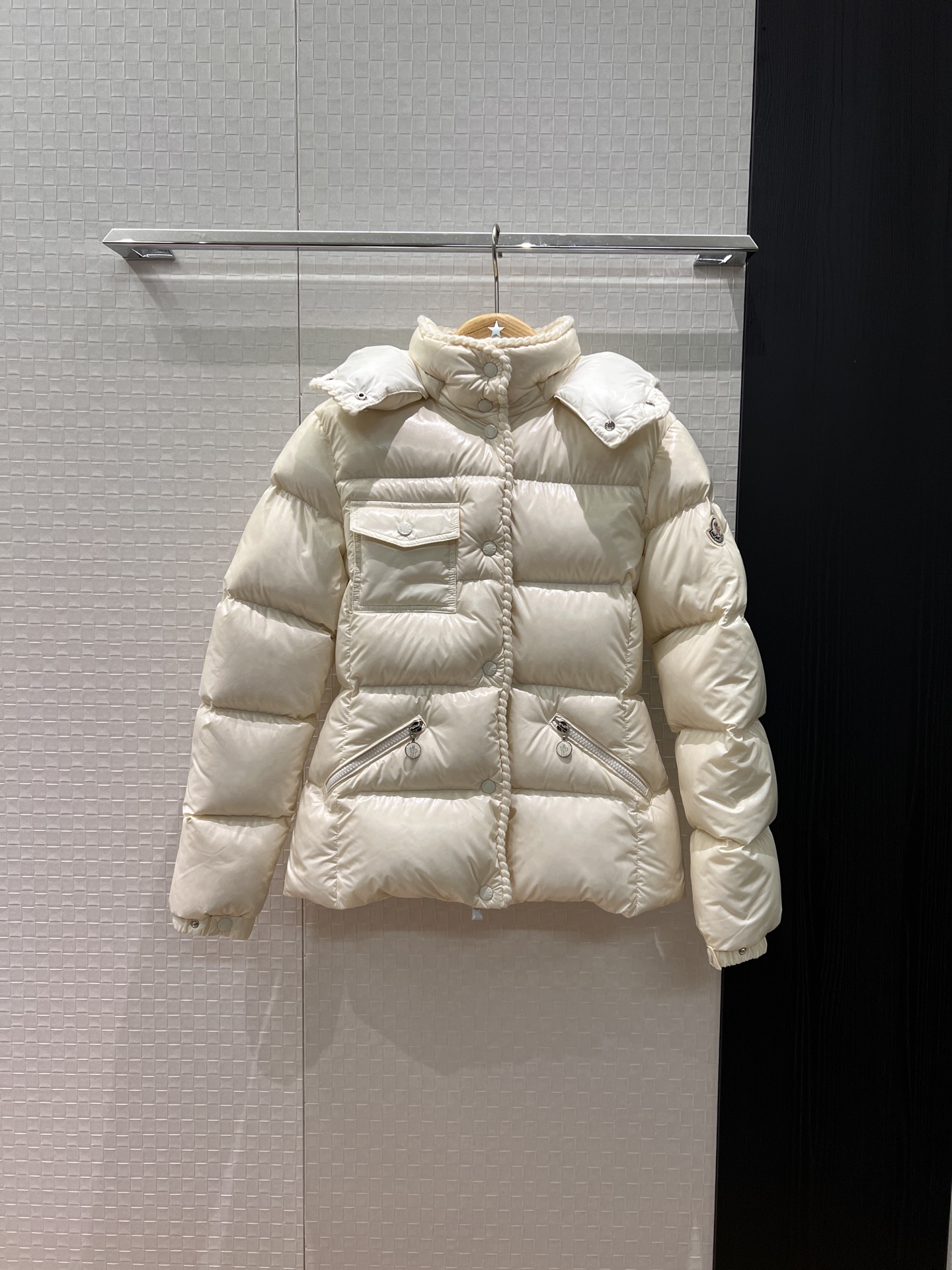 NO:577301,New style heavy-duty embroidered lace hooded down jacket with dust bag, hood with detachable classic logo armband decoration, 90 down and 10 feathers, loose and casual, slim and age-reducing, fashionable and versatile, blue and white 1-4,,jackets & coats,down jacket,hats,alexander wang19860909配防尘袋新款重工绣编织花边连帽羽绒服外套 帽子可拆卸经典logo袖标装饰 90羽绒10羽毛 宽松休闲 修身减龄时尚百搭 蓝色白色 1-4,,jackets & coats,down jacket,hats,alexander wang,Women's clothing