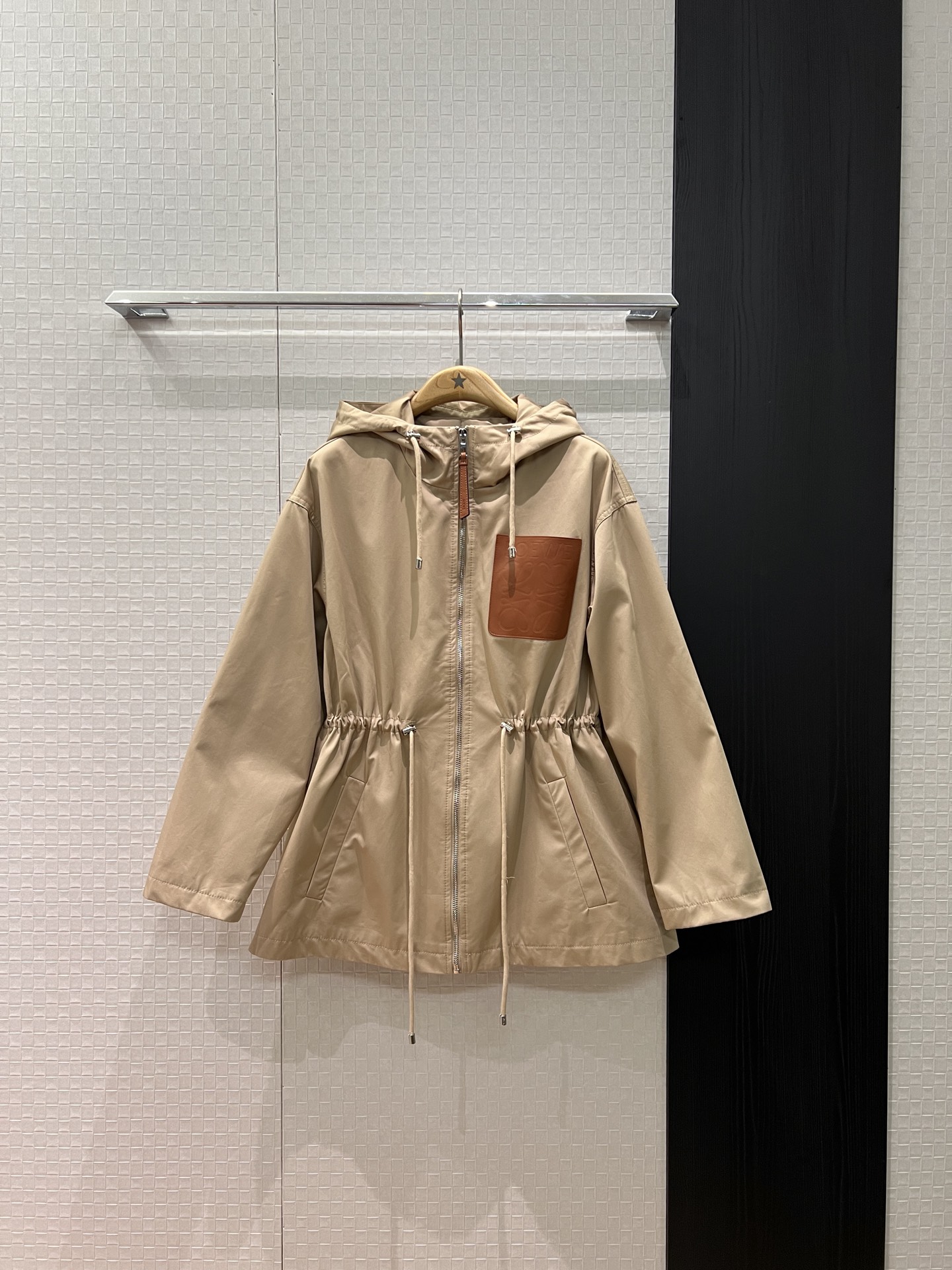 NO:577309,New recommended early spring loewe hooded drawstring waist jacket classic logo leather pockets decorated waist waist slimming loose and casual pockets on both sides age-reducing and handsome black khaki SML,,loewe,jackets & coats,jackets & coats,hats,alexander wang19860909新款推荐早春 loewe连帽抽绳收腰夹克外套经典logo皮口袋装饰腰围收腰显瘦 宽松休闲 两侧口袋 减龄帅气 黑色卡其 SML,,loewe,jackets & coats,jackets & coats,hats,alexander wang,Women's clothing