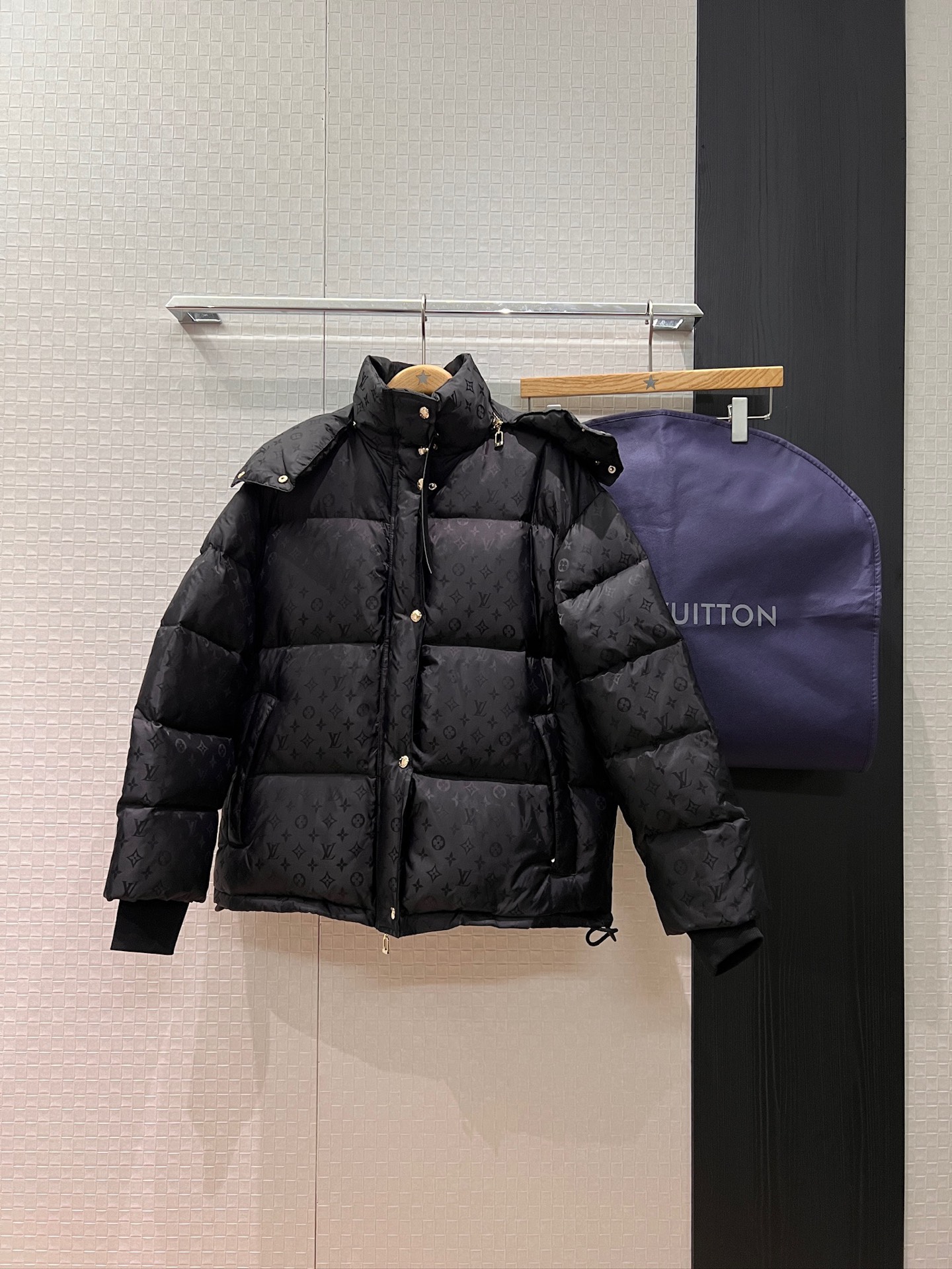 NO:577783,Comes with dust bag, new pattern old pattern dark pattern hooded stand collar down jacket, detachable hood with ribbed cuffs, hardware accessories molded 90 down and 10 feathers, fashionable and casual, essential for age reduction, delivered with dust bag, black and white khaki SML,,down jacket,hats,alexander wang19860909配防尘袋新款老花暗纹连帽立领羽绒服 帽子可脱卸拼接罗纹袖口 五金配件开模90羽绒10羽毛 时尚休闲 减龄必备 配送防尘袋 黑色白色卡其 SML,,down jacket,hats,alexander wang,Women's clothing