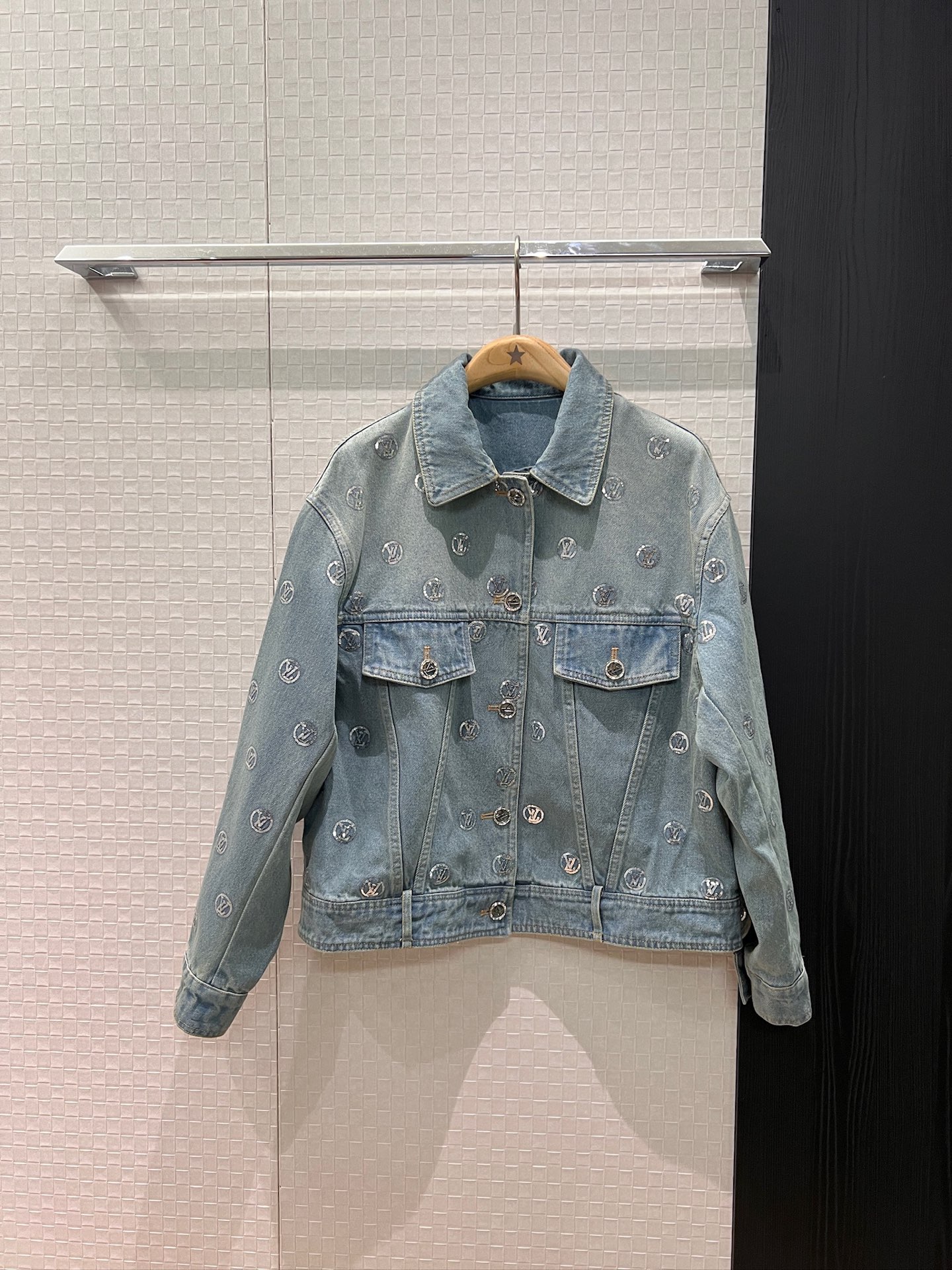 NO:578076,The new Li Longfu same style LV embroidered sequined denim jacket, loose and casual, washed light blue, sweet and cool to reduce age, can be worn with the same pants and skirts S-XL, Louis Vuitton, skirts, jackets & coats, alexander wang19860909新款李龙馥同款 lv刺绣亮片牛仔外套 宽松休闲洗水浅蓝 甜酷减龄 可搭同款裤子半裙 S-XL,,louis vuitton,skirts,jackets & coats,alexander wang,Women's clothing