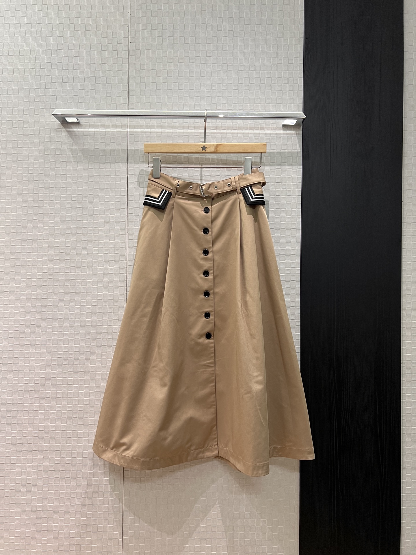 NO:578255,New model with striped fake pockets on both sides, button-down design, wide-swing umbrella skirt, belted skirt with pockets on both sides, simple and casual, versatile vacation style, age-reducing S-XL,,skirts,alexander wang19860909新款两边条纹假口袋装饰 排扣设计大摆伞裙 系腰带装饰半裙两侧有口袋 简单休闲 度假百搭气质减龄 S-XL,,skirts,alexander wang,Women's clothing