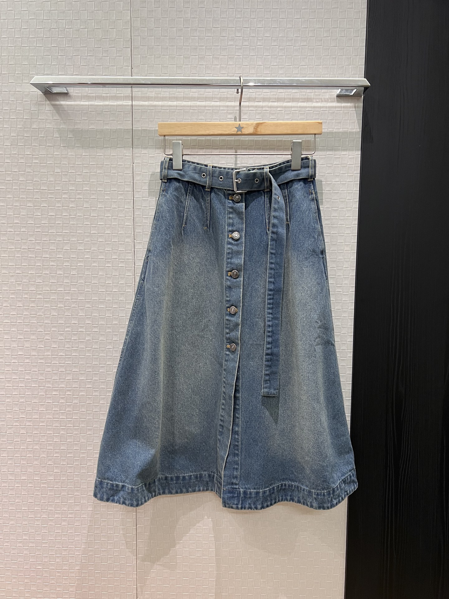 NO:578251,New washed vintage light blue, presbyopia lining print, buttoned design, large swing umbrella skirt, belted denim skirt with pockets on both sides, small leather label with logo on the back, simple and casual, versatile vacation style to reduce age, S-XL,,skirts,alexander wang19860909新款洗水复古浅蓝 老花内里印花 排扣设计大摆伞裙 系腰带装饰牛仔半裙两侧有口袋 后面是logo小皮标 简单休闲 度假百搭气质减龄 S-XL,,skirts,alexander wang,Women's clothing