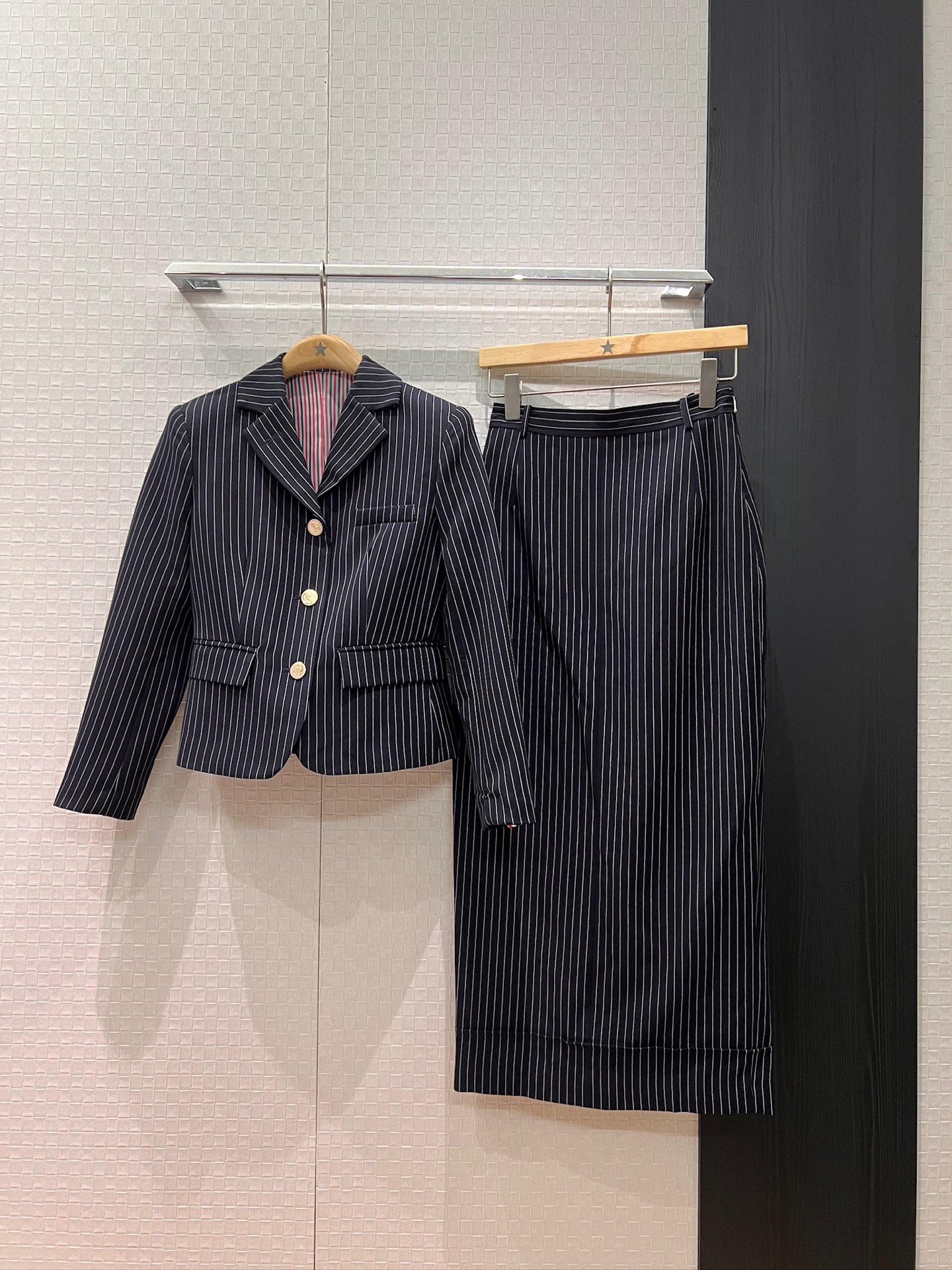 NO:578267,New TB vertical striped waisted short jacket, classic red, white and blue lining, anchor gold buckle, slim fit, versatile for age reduction, SML,,jackets & coats,alexander wang19860909新款TB竖条纹收腰短款外套 经典红白蓝内衬船锚金扣 修身显瘦 减龄百搭SML,,jackets & coats,alexander wang,Women's clothing