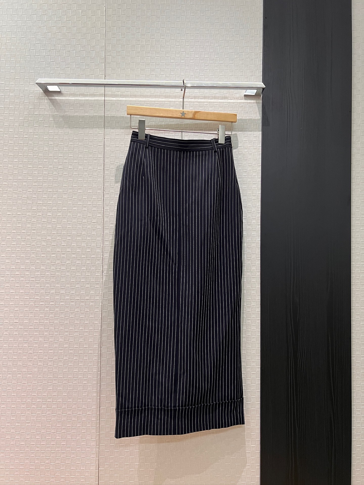 NO:578272,New TB vertical striped hip-hugging midi skirt, classic red, white and blue lining, rear skirt slit, commuting style, fashionable and versatile SML,,skirts,alexander wang19860909新款TB竖条纹包臀半裙长裙 经典红白蓝内衬后裙摆开叉 通勤气质 时尚百搭SML,,skirts,alexander wang,Women's clothing
