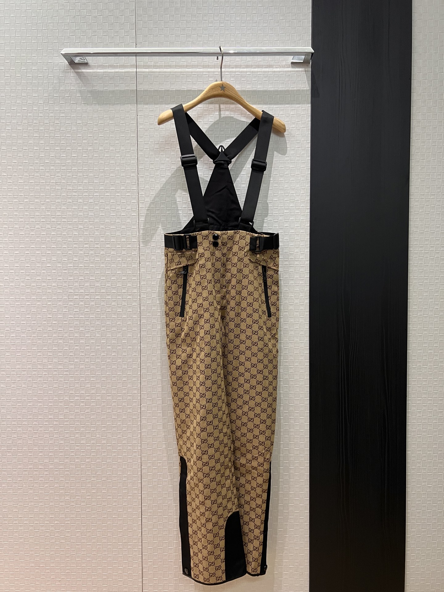 NO:578541,New ski series, color-blocked quilted double-G bib overalls, work ski pants with adjustable suspenders, warm and casual, loose and versatile, can be matched with the same series of jackets S-XL,,jackets & coats,alexander wang19860909新款滑雪系列 拼色夹棉双G背带裤 工装滑雪裤背带可调节 保暖休闲 宽松百搭可搭同系列外套 S-XL,,jackets & coats,alexander wang,Women's clothing