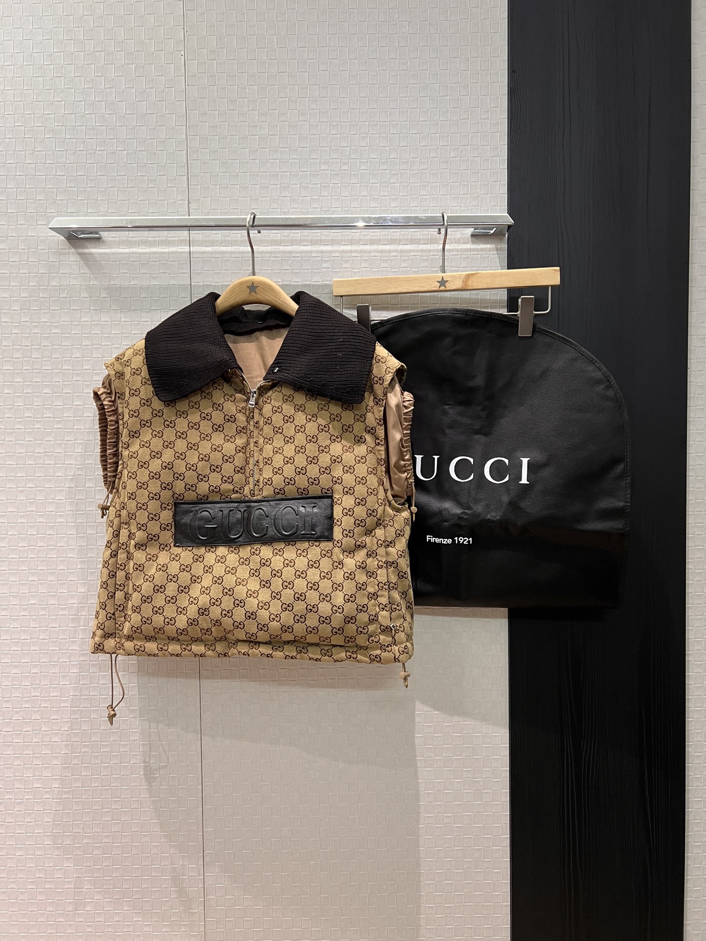 NO:578500,Comes with dust bag, new style ribbed double-layer lapel, double G down vest, ribbed collar, detachable, drawstring at the hem, 90 down, 10 feathers, versatile for all ages, comes with dust bag S-XL,,down jacket,alexander wang19860909配防尘袋新款罗纹双层翻领双G羽绒马甲背心罗纹领可拆卸 下摆可抽绳收腰90羽绒10羽毛 减龄百搭 配送防尘袋 S-XL,,down jacket,alexander wang,Women's clothing