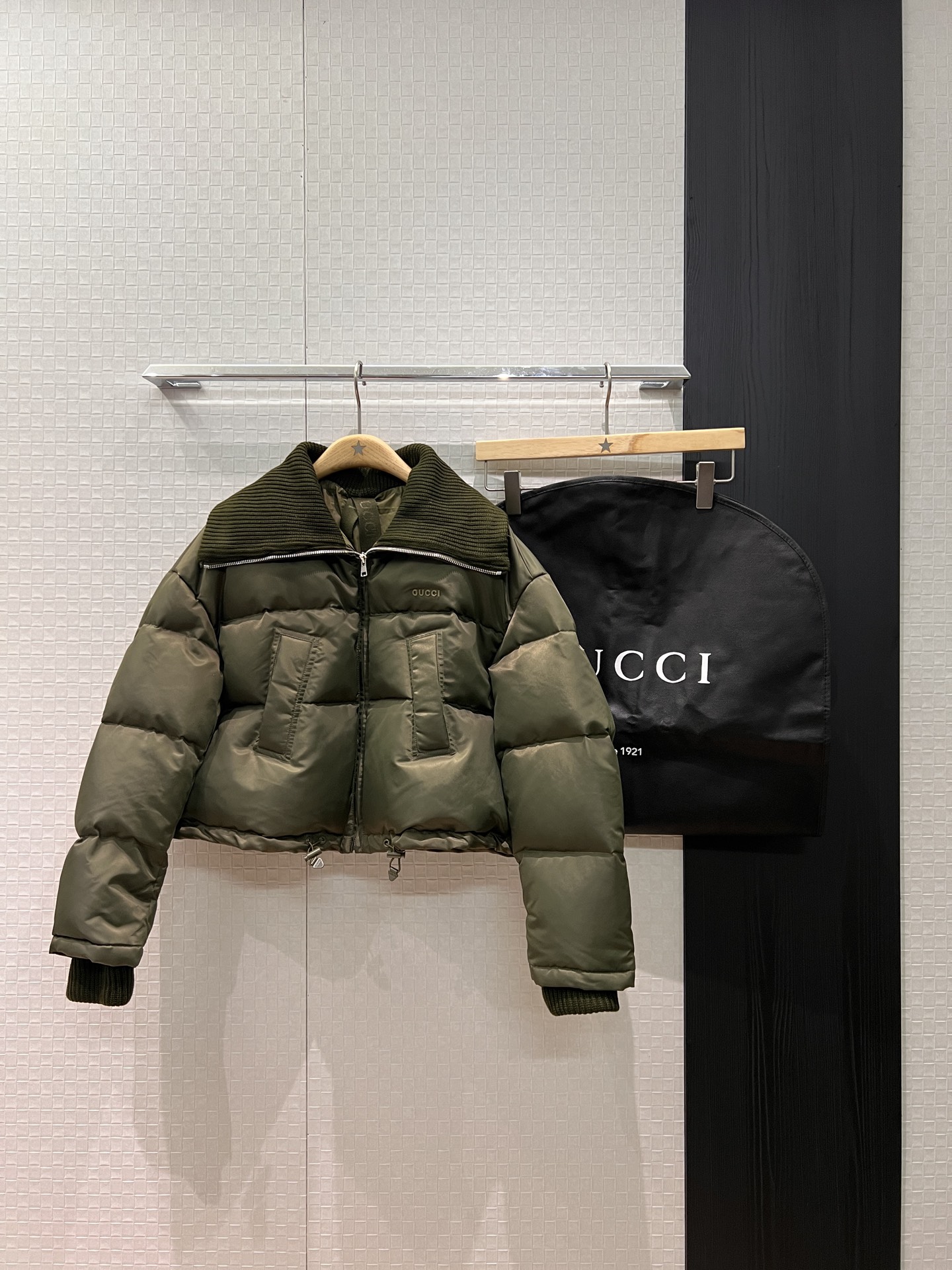 NO:578509,New style spliced ​​ribbed turtleneck green short down jacket with dust bag. Designed with built-in straps. Easy to carry on the body without having to hold it. 90 down and 10 feathers. Hem drawstring to tighten waist. Fashionable and warm. Loose and versatile. Comes with dust bag. SML,,jackets & coats,down jacket,alexander wang19860909配防尘袋新款拼接罗纹高领军绿色短款羽绒服外套内置背带设计 方便背身上不需手拿 90羽绒10羽毛下摆抽绳收腰 时髦保暖 宽松百搭 配送防尘袋 SML,,jackets & coats,down jacket,alexander wang,Women's clothing