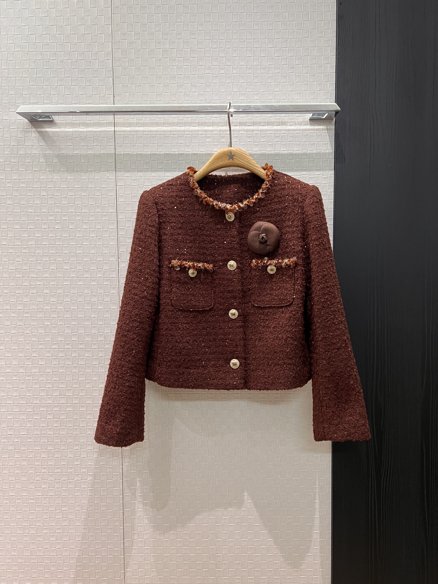 NO:578519,New camellia brooch decoration Braided sequin decoration round neck tweed short coat molded buttons Heavy industry and exquisite temperament for commuting, age-reducing and versatile SML,,jackets & coats,brooch,breastpin,alexander wang19860909新款山茶花胸针装饰 编织亮片装饰圆领粗花呢短款外套开模扣子 重工精致气质通勤 减龄百搭 SML,,jackets & coats,brooch，breastpin,alexander wang,Women's clothing