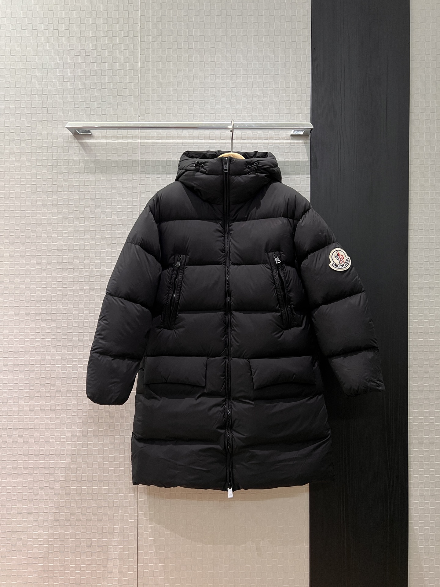 NO:578662,New style masked with dust bag minimalist hooded large label A-line down jacket mid-length classic large armband decoration A-line version loose and casual 90 down 10 down pocket flap black white 1-5,,Moncler,jackets & coats,down jacket,hats,alexander wang19860909配防尘袋新款蒙口 极简连帽大标A字羽绒服外套 中长款经典大袖标装饰 A字版型 宽松休闲 90羽绒10羽绒口袋翻盖 黑色白色 1-5,,Moncler,jackets & coats,down jacket,hats,alexander wang,Women's clothing